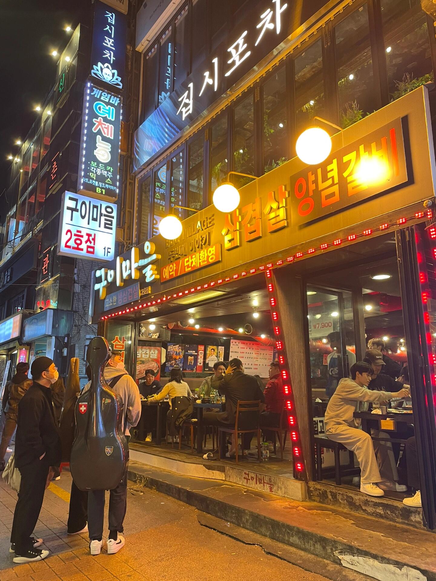 
                        ????新村超值美味烤肉店推薦???位于新村的「燒烤村莊」，兩家店鋪都近在咫尺，一家不夠坐，輕松步行到另一家！??一號店地址：首爾西大門區延世路5街32號??二號店地址：首爾西大門區延世路7安街10號1樓??營業時間：早上11:30至凌晨5:00??五花肉只要7900?/位在鐵板上烤至金黃，五花肉外酥里嫩，香氣撲鼻，不油膩！搭配烤泡菜、生菜、大蒜，口感更佳，大約每人1.5份剛好。??冷面5000?/碗烤肉后來一碗冷面，清新爽口，酸甜湯頭讓人心情大好，完美解膩！??蒸雞蛋3000?/份現點現蒸，滾燙鮮嫩的蒸雞蛋，是烤肉的絕配小菜！???無論一人還是團體，這里都適合。小菜和蘸料自助供應，無限量供應的烤泡菜、生菜和沙拉玉米粒，讓你吃得盡興又滿足！#新村美食 #梨大新村美食 #首爾美食 #韓國烤肉 #烤五花肉 #韓式烤五花肉 #延世大學 #梨花女子大學 #韓國料理 #首爾探店 #新村烤肉 ??????????