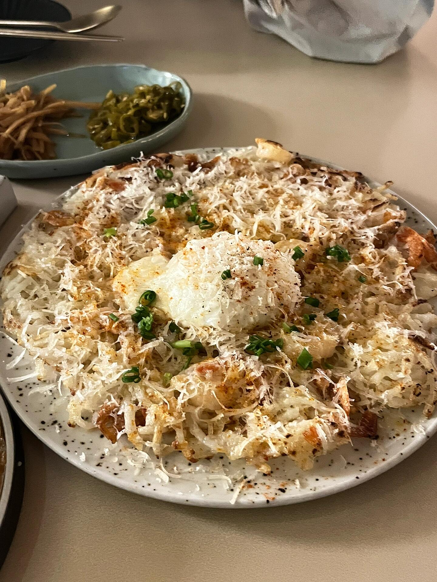 
                        ????必去圣水美食店大推薦！??? ?? 不容錯過！在韓國????的美食探店之旅中，我被一位時尚的韓國??帶去了一家在ins上超級火爆的美食店！??店名：?? ???（直接搜索店名就能找到哦！）這家店位于圣水，距離???非常近，超級方便！我們點了三道菜，每道菜的價格都在1萬韓元左右，性價比超高！味道評分：??????????個人超愛圖二里的菜品，簡直是味蕾的盛宴！??圖三的菜品緊隨其后，也很推薦！圖四的菜品一開始覺得挺不錯，但吃多了稍微有點膩，適合多人分享。聽說這家店的冷面也是評價爆棚，下次打算再去嘗嘗！??這家店真的是太火了，我們到店外等了整整1個小時才拿到號！??如果你也想嘗嘗這里的美味，建議不要在飯點太晚去哦！取號很方便，店門口有個小機器，輸入手機號就行，KakaoTalk上還會有排號提醒?，超級貼心！強烈推薦給大家，一定要去嘗一嘗！??#韓國美食 #留學生活 #圣水美食探店 #首爾美食 #首爾生活 #韓國料理 #美食打卡