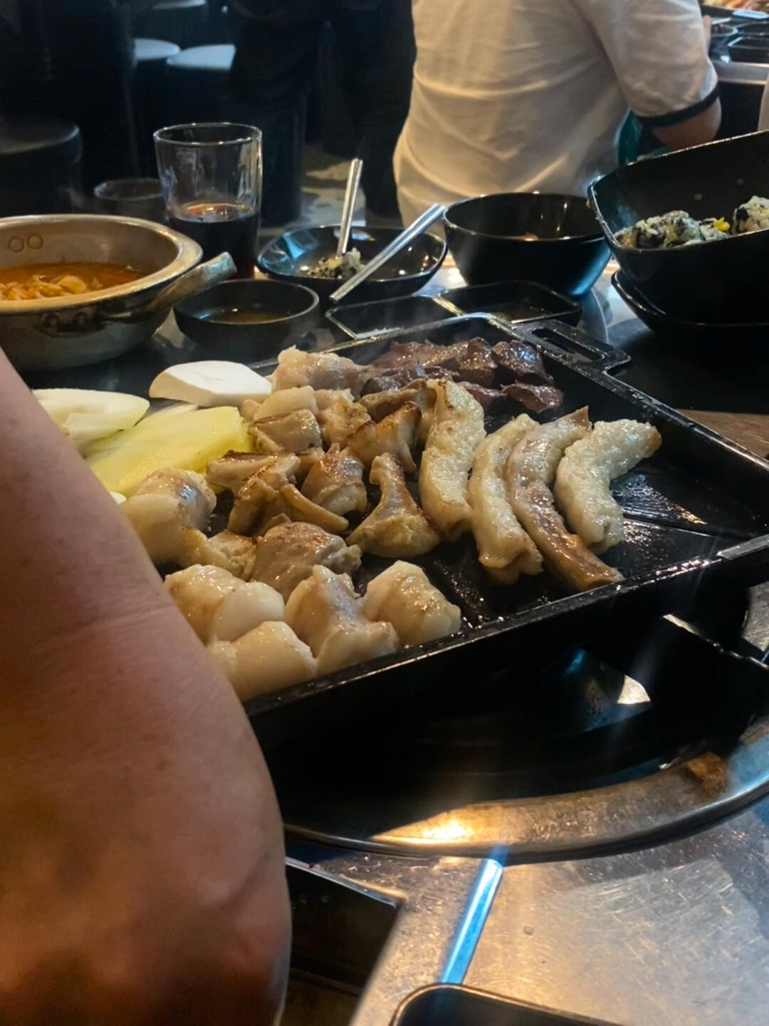 
                        ??首爾烤牛腸探店：這家好吃到讓我忘了周圍的世界??吃貨的專注模式開啟～當我遇到美食，周圍的一切都靜止了，連朋友的話語都變得模糊。??這家店在首爾可是出了名的老牌網紅烤牛腸店，連當地明星都慕名前來打卡哦！???? 牛腸的種類多到讓人眼花繚亂，不僅有牛腸，還有牛胃等各種美味，簡直是肉食愛好者的天堂！????快來看看地址，記得收藏、點贊，然后親自去體驗一番吧！??店名：????? ???（明洞店）??地址：?? ?? ??7? 18-11???地鐵：2號線乙支路口站6號出口最后的大招來了！吃完牛腸后，千萬不要錯過我視頻里出現的那道菜，它的美味簡直讓人尖叫！?? 我已經完全被征服了！#韓國首爾 #韓國人 #韓國 #首爾 #韓國料理 #首爾旅行 #韓國烤牛腸 #韓國美食 #首爾烤牛腸 #韓國旅游 #明洞