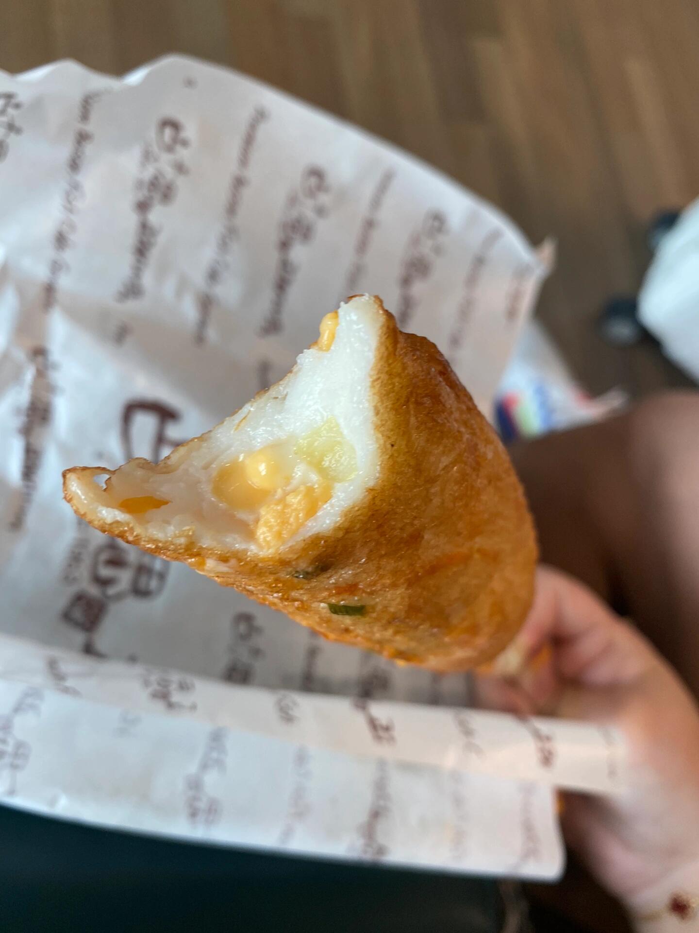 
                        首爾美食探店：我心心念的那些味道????#旅行中的地道美食P2-3 新沙洞烤牛腸每次去首爾必吃的烤牛腸，根據人數點餐，滿滿的油香讓人大滿足！?? ????? ????P4 BHC炸雞在韓留學生的小秘密：幫忙訂外賣的BHC炸雞，那個芝士球簡直是人間美味！P5-6 圣水洞土豆脊骨湯每篇圣水洞美食攻略都會推薦的土豆脊骨湯，性價比超高，吃了還想再吃！哈哈?? ????????P7 樂天百貨頂層參雞湯夏天太熱，不想出樂天免稅店？頂層的參雞湯清淡又滋補，有淡淡的人參風味。P8 汝矣島現代百貨B1美食街逛累了，一碗熱騰騰的湯飯就是最好的治愈。小提醒：可能需要簡單的韓語溝通哦！P9-10 onion老網紅咖啡店onion，樹莓可頌是必點美食，真的太好吃了！P11-12 豬蹄小姐無論是弘大還是明洞，蒜香豬蹄讓人回味無窮。就是份量超級大，聚會首選！??myth jokbal ????P13-14 明洞地鐵站核桃包核桃豆沙糕點，簡單卻美味，是離開首爾前必買的小零嘴！?? ??? ???? 明洞乙支路入口地鐵站P15 仁川機場韓糕傳統韓糕，精美的禮盒包裝，適合作為禮物。糯糯的口感，甜而不膩。???? Bizeun（T1安檢外）P16 仁川機場韓餐湯飯辣牛肉湯，每次飛機前的最后一餐，太滿足了！??Food Empire T1安檢內gate12附近P17-18 仁川機場魚餅多種口味的魚餅，Q彈有嚼勁，芝士魚餅簡直是愛情的味道！??????? T1安檢內gate15附近在首爾，美食不僅僅是味蕾的享受，更是旅行的美好回憶。下次來首爾，你也來嘗嘗吧！??#筆記靈感 #美食 #首爾 #首爾探店 #首爾美食 #吃貨在首爾 #首爾旅行 #美食分享