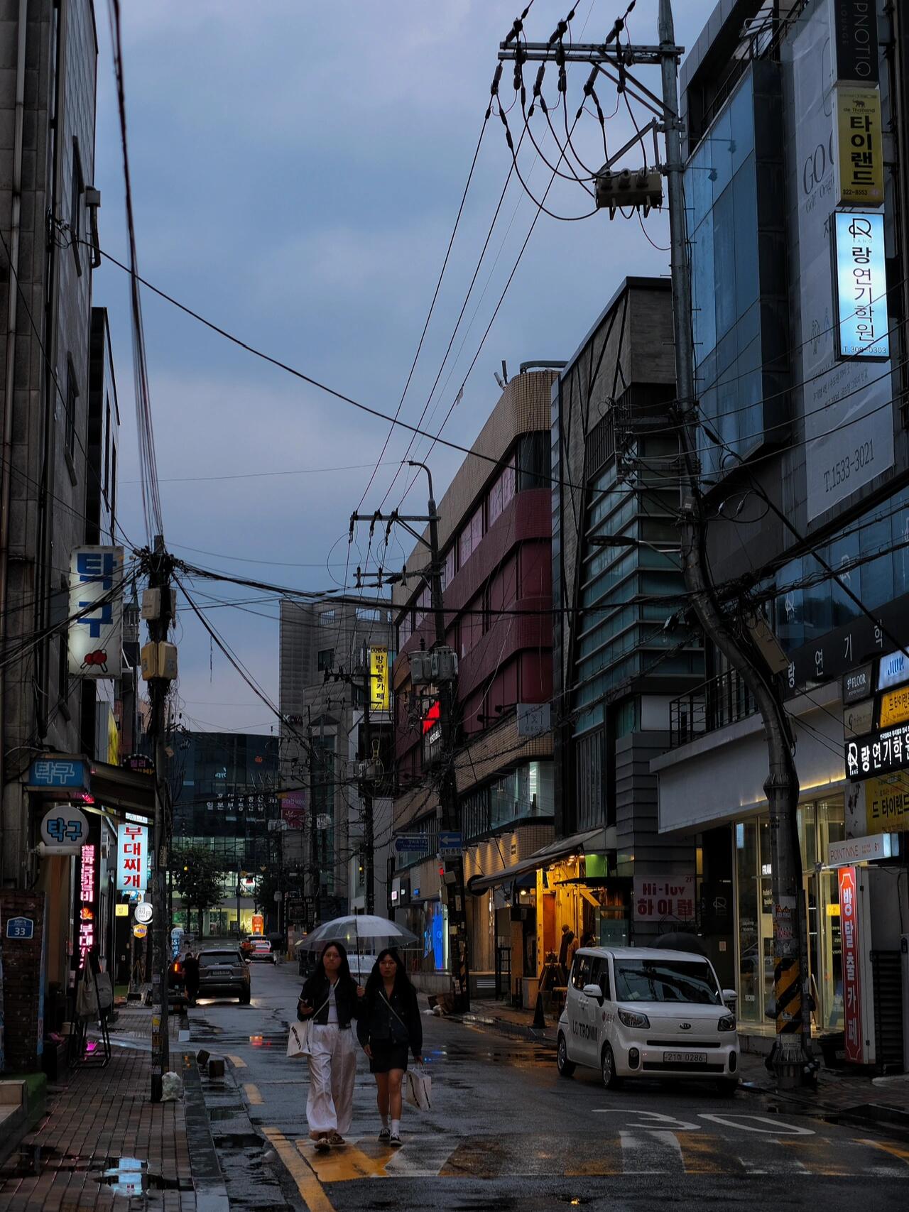 
                        韓國????旅行｜在首爾街頭的Shopping time～???來到韓國????首爾，購物???是必不可少的活動啦！在Citywalk挑選心儀的好物，買買買的時刻到了～??逛了好幾家超有個性的韓國潮牌店，店內的展覽與服裝結合得超有創意，讓人眼前一亮??，購物體驗滿分！品牌list??What it isnt??ADER???GENTLE MONSTER??LMC??COVERNAT#韓國旅行 #首爾購物樂 #潮流風向標 #韓國潮牌 #時尚探店 #Whatitisnt #ADER愛好者 #GENTLEMONSTER風范 #LMC潮流 #COVERNAT風格 #旅行日記 #首爾打卡地