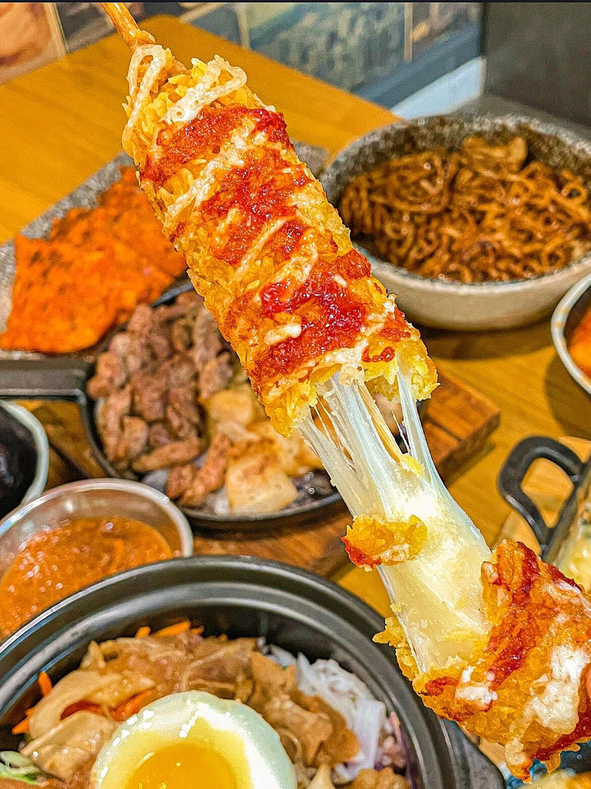 
                        广州探店日记/江南西的韩式美食天堂🍜🥩每次踏进这家韩国料理，都有种回到学生时代的感觉！人均花费大概40元💰，就能享受到美味又实惠的韩式大餐！-🍜炸酱面这道是我的心头好！色泽深沉，却恰到好处地平衡了味道，既不咸也不淡，面条的口感也是软硬适中，每次必点！-🌭️拉丝芝士热狗棒市面上的价格普遍在10元起，而这里只要5.8元就能享受到！芝士拉丝长长的，超满足，热狗藏在底下，一口咬下去满足感爆棚！-🥩烤肉拼盘多种肉类任君选择，我这次选择了五花肉和牛肋肉的组合。店员会现场烤制，送到桌前时还冒着热气，油光锃亮，香味扑鼻，让人忍不住大快朵颐！-📍店名：妈妈厨房·韩国料理(江南西润汇店)📍地址：江南西路润汇大厦江南汇3楼3005（富贵茶餐厅旁边）-#广州美食 #广州探店 #周末探店 #肉肉的美食分享 #韩剧迷 #韩国料理 #韩式料理 #韩料控 #广州韩国料理 #韩式烤肉 #街边小吃 #探店江南西