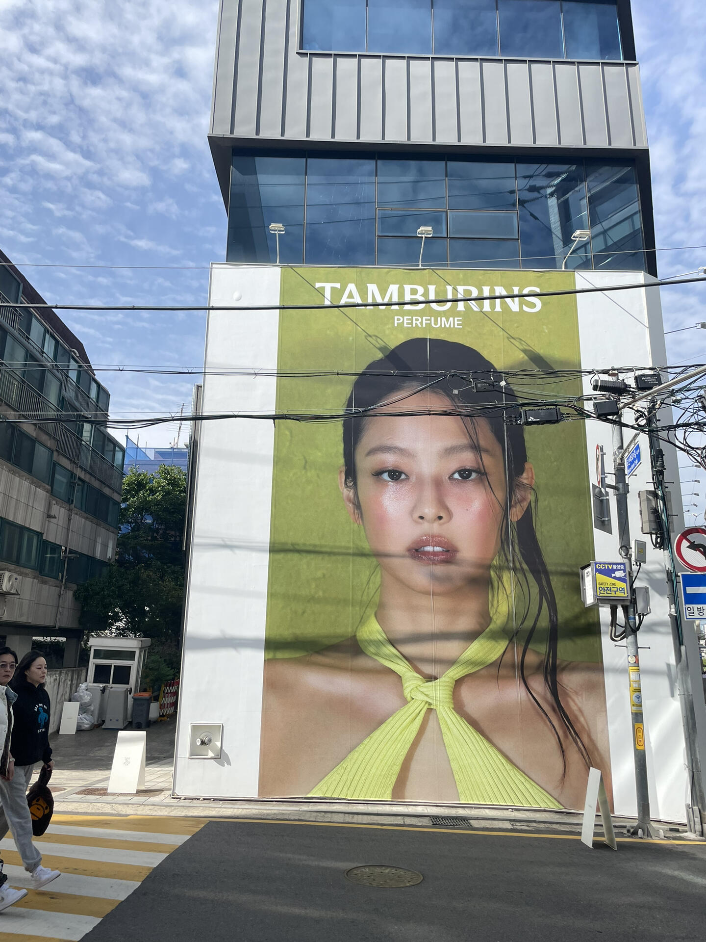 
                        首爾新沙洞City Walk探店記??在首爾尋找最潮流的打卡地點？不妨來新沙洞City Walk感受一下！這里有一家超級ins風的甜品咖啡店——NUDAKE，是Gentle Monster的姐妹品牌，連Jenny都是?？团?！??店內的咖啡和Fruity Ade都超級好喝，每一口都是享受！雖然croissant比不上新加坡Tiong Bahru Bakery的美味，但這里的氛圍和風格絕對能夠抓住你的心！??無論是當地食客還是旅行者，NUDAKE都是首爾必打卡的網紅地標。下次來首爾，記得不要錯過這里的每一個角落，每一份美味！#首爾美食 #咖啡店 #我是吃貨
