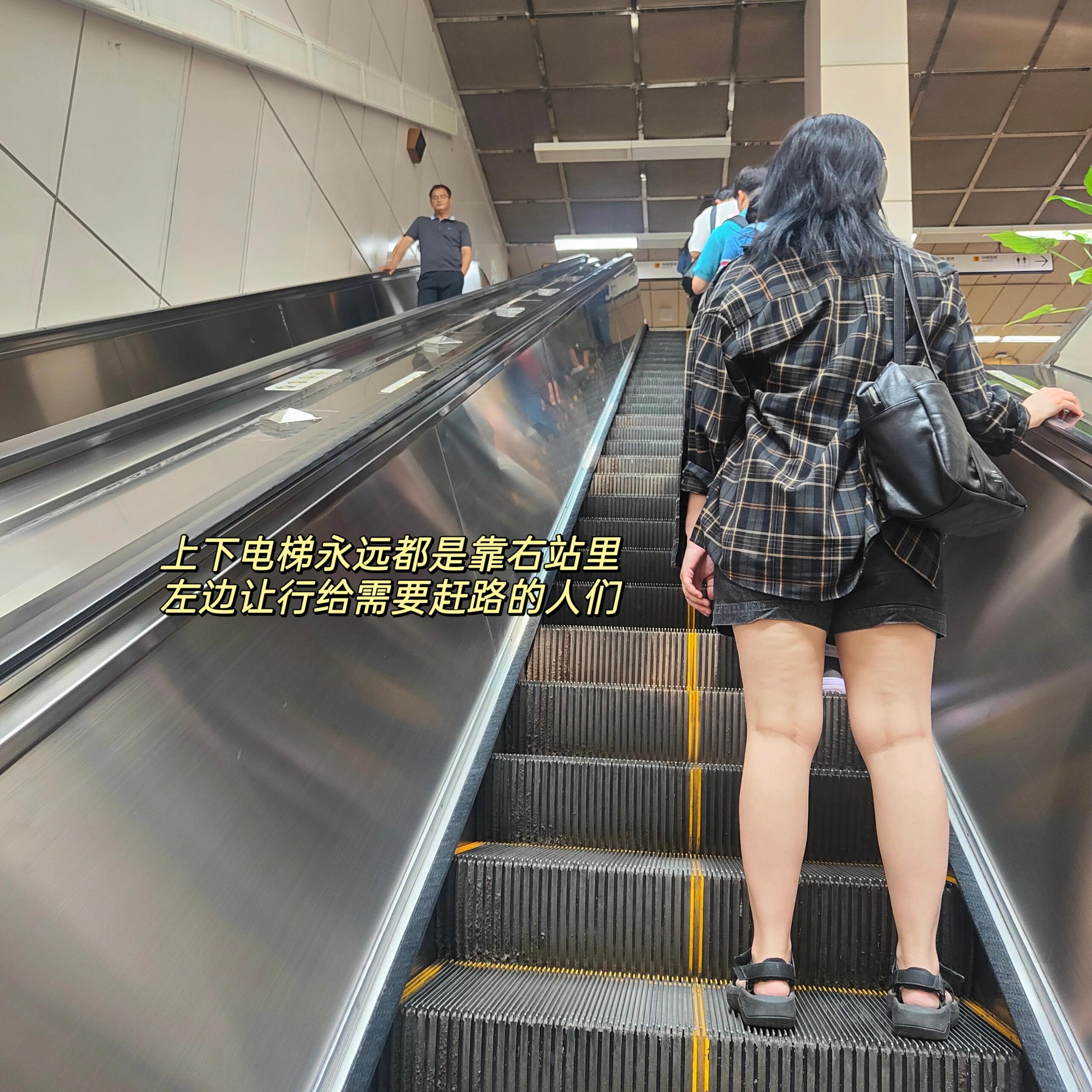 
                        韓國????地鐵乘坐小貼士?在韓國，乘坐地鐵不僅是一種出行方式，更是一種體驗地道文化的機會！??首先，要記得韓國人非常遵守公共秩序，尤其是對待專座。??????看到圖一中的標志，就知道這些座位是為老人、兒童、殘疾人士和孕婦準備的。如果你不屬于這些群體，請千萬不要坐在這些專座上哦！韓國人對此很自覺，即便車廂里沒有空座，他們也會選擇站立，以示尊重。另外，乘坐電梯時也有講究。??上下行時，大家都會整齊地站在右側，留出左側給那些急著趕路的人。這是一個簡單卻體現禮貌的行為，讓我們在異國他鄉也能融入當地的生活節奏。來韓國旅游時，不妨也跟著這些小規矩，體驗一下韓國人的日常生活吧！這樣的小細節，也能讓你的旅行更加豐富和有趣。??#韓國地鐵 #韓國旅游 #韓國文化 #禮儀之邦