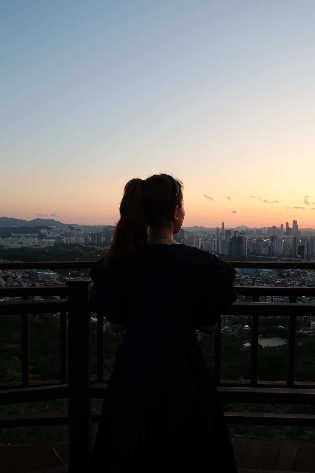 
                        南山塔的魅力???來韓國已經整整一年啦！終于抽出時間，攀登了傳說中的南山塔。真的是太美妙了，從這里俯瞰首爾，感覺整個城市都在我腳下呢！#我的留學生活 #首爾南山塔 #韓國風光