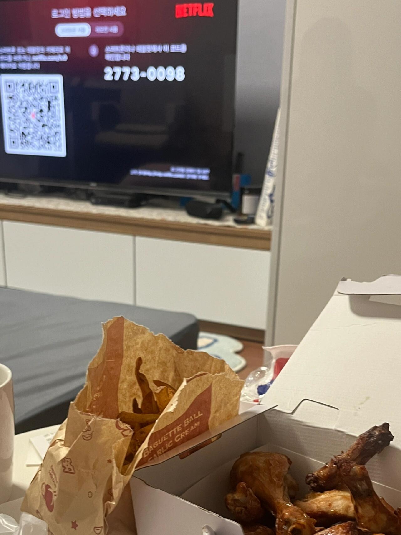 
                        在韓兩三天?????每天下午出門逛遍半個首爾，錢包都瘦了??第一站直奔偉大設計師的畢業展，感受藝術氣息??演唱會前第一名打卡CNBLUE快閃，心動不已??每天刻意經過seventeen street，少女心爆棚??收到Haribo單熊飯撒，甜蜜滿滿??碰巧遇到Burberry品牌站臺，時尚感MAX????演唱會隔壁偶遇國際網球比賽，運動熱潮來襲??大掃蕩olive young各種韓星同款，美妝控必備??和好朋友們進食一些湯咖喱/庭院brunch/炸雞/炒雞排/維也納咖啡，美食不停歇????????#韓國 #韓國生活 #plog #逛街 #首爾 #首爾探店 #首爾旅行 #咖啡探店 #seventeen #快閃 #建筑學 #首爾回國 #代購
