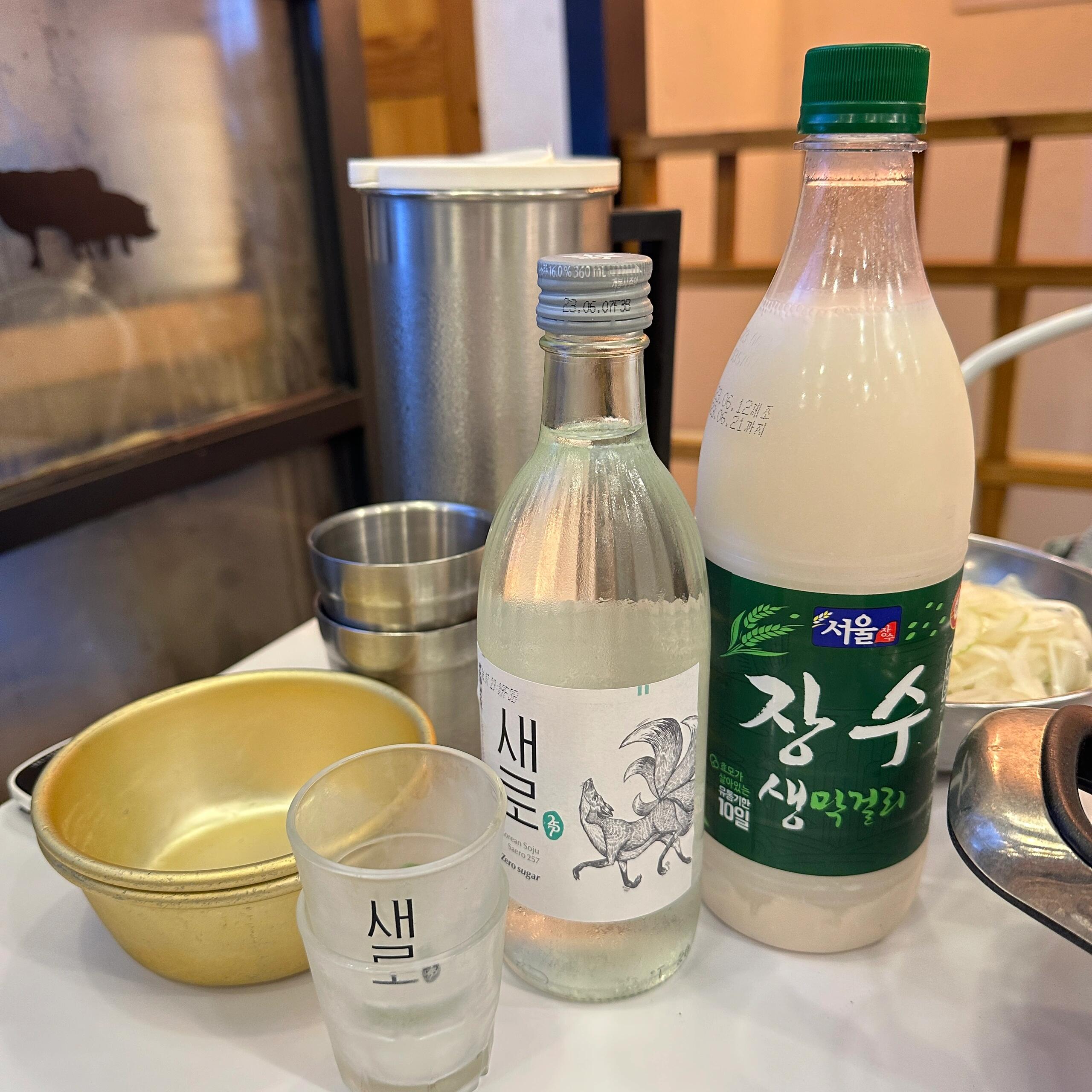 
                        ????首爾佛系十日游：品嘗最贊韓牛體驗(yàn)???這家店是朋友心心念念推薦的，她在韓國(guó)生活多年，真的超級(jí)感謝她！?? 我們周四晚上七點(diǎn)多到的，稍微排了會(huì)兒隊(duì)，店里滿滿的都是本地人，除了我們幾乎看不到其他外國(guó)面孔。兩個(gè)人吃的話，?59000的套餐絕對(duì)夠了，但我們還想嘗嘗生拌牛肉，就沒(méi)有選擇套餐。老板發(fā)現(xiàn)我們是新客人，熱情推薦了幾種肉類(lèi)，我們點(diǎn)了兩種，后來(lái)還加點(diǎn)了一種，分量超級(jí)足，尤其是生拌牛肉，份量大到吃不完的地步！?? 兩份肉加上生拌牛肉，簡(jiǎn)直是完美的搭配。烤盤(pán)中間的大醬湯可以無(wú)限續(xù)杯，老板不斷幫我們添加，味道真的很棒。?? 烤肉吃起來(lái)滿足感爆棚，生菜、醬料、大蒜、小菜都是無(wú)限供應(yīng)，烤過(guò)的大蒜軟糯香甜，包在生菜里，再加上烤肉、拌蔥、拌洋蔥一起吃，簡(jiǎn)直美味到飛起！?? 我這個(gè)不愛(ài)吃蔥的人，都被韓國(guó)的拌蔥征服了，太神奇了！除了肉，我們還點(diǎn)了燒酒和米酒，米酒的瓶子超大，個(gè)人覺(jué)得比燒酒更加好喝！?? 最后我們倆吃得肚子都快撐破了，老板還和Lee聊天，問(wèn)她是不是韓國(guó)人，因?yàn)樗捻n語(yǔ)說(shuō)得太好了，害得她不好意思得要命。這家烤肉店有三家分店，我們?nèi)サ氖请x酒店最近的麻浦分店，位置很好找。想要嘗嘗正宗韓牛的朋友們，這家店值得一試！??#探店 #韓式烤肉 #韓餐 #烤肉 #烤肉店 #韓牛 #首爾 #首爾旅行 #韓國(guó) #首爾探店 #首爾美食