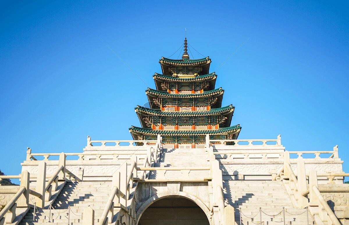 
                        探秘景福宮的絕妙之旅！??大家好呀！今天給大家?guī)?lái)的是韓國(guó)不可錯(cuò)過(guò)的旅游勝地——景福宮的超全攻略！????景福宮，這座擁有超過(guò)六個(gè)世紀(jì)歷史的宮殿，被譽(yù)為【韓國(guó)的皇宮】。它的名字來(lái)源于《詩(shī)經(jīng)》中的“君子萬(wàn)歲、介爾景福”，意味著君王的福澤永遠(yuǎn)綿延。這里的清真閣和蓮花塘，都是朝鮮時(shí)代的經(jīng)典建筑，至今仍散發(fā)著古老的魅力。勤政殿前的寬闊平臺(tái)和精美石刻，更是歷史的見(jiàn)證。?????景福宮還是眾多韓劇的取景地，比如大家耳熟能詳?shù)摹洞箝L(zhǎng)今》、《來(lái)自星星的你》，走在這里，仿佛能穿越到劇中的場(chǎng)景，感受那些經(jīng)典瞬間！????交通超便利哦！只需從地鐵3號(hào)線景福宮站5號(hào)出口步行5分鐘，或者5號(hào)線光化門(mén)站2號(hào)出口步行10分鐘就到啦！???♀?????地址：首爾特別市鐘路區(qū)世宗路1-56???門(mén)票：3000韓元/人，但記得哦，穿上美美的韓服就能免費(fèi)入場(chǎng)！周邊有許多韓服租賃店，換上傳統(tǒng)服飾，拍照效果絕對(duì)棒極了！????小貼士：記得景福宮周二是閉館日，別白跑一趟哦！宮殿不算太大，大概1小時(shí)就能逛完。還可以參加免費(fèi)講解，了解更多精彩故事。????順便說(shuō)一句，景福宮離光華門(mén)和青瓦臺(tái)都很近，完全可以計(jì)劃一起游玩，后面我會(huì)分享這兩個(gè)地方的詳細(xì)攻略，敬請(qǐng)期待！???如果你有關(guān)于韓國(guó)簽證的疑問(wèn)，也歡迎隨時(shí)聯(lián)系我哦！#韓國(guó) #旅游 #景福宮 #韓國(guó)旅游 #人文景點(diǎn)分享 #韓國(guó)簽證 ??