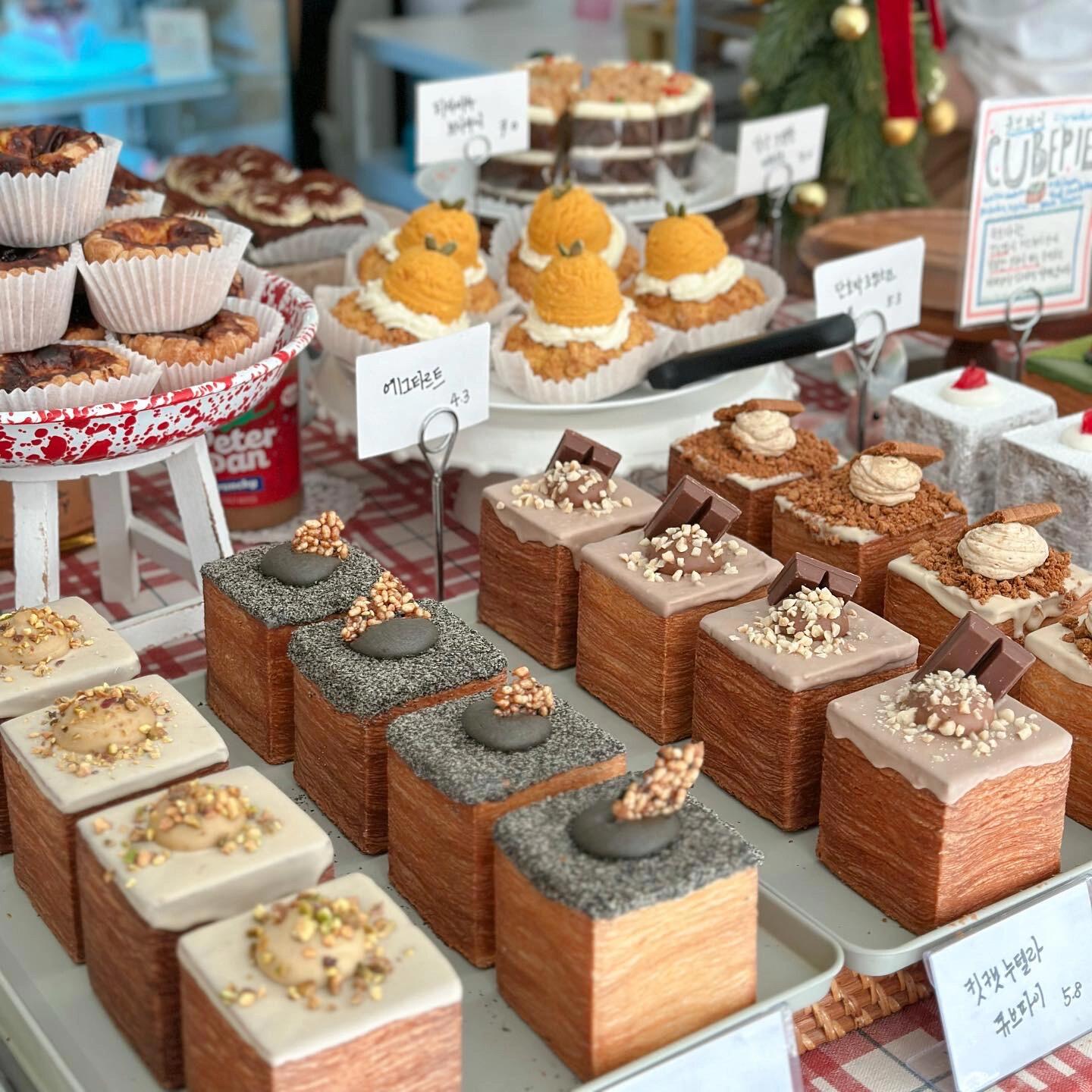 
                        首爾探店??pie in the shop ????pie in the shop延南洞超人氣甜點(diǎn)，各種甜點(diǎn)塔派讓人目不暇給???獨(dú)棟建築的美麗空間，地下室、1-2樓及戶外位置任你選擇????進(jìn)門(mén)先搶好座位，然後到一樓挑選心儀的蛋糕????每一款都讓人垂涎欲滴，選擇困難癥患者注意啦????不僅有甜食，鹹食也一應(yīng)俱全????在這裡度過(guò)一個(gè)悠閒下午，時(shí)間好像都變得甜蜜起來(lái)?????美食帳號(hào)：huiz.foodie??pie in the shop ??????11:30-21:00??弘大入口站9號(hào)出口，步行10分鐘即達(dá)???♀????? ?? ??? ????27? 26#咖啡廳 #韓系咖啡廳 #韓國(guó)咖啡廳 #?? #???? #?? #???? #?? #???? #波波打卡 #波波黛莉 #???? #?? #?????? #弘大 #弘大咖啡廳 #首爾探店 #韓國(guó) #探店 #跟我來(lái)探店 #周末探店 #COTD咖啡探店 #韓國(guó)咖啡廳 #咖啡廳 #首爾 #韓國(guó)旅游 #我的咖啡日記 ???????