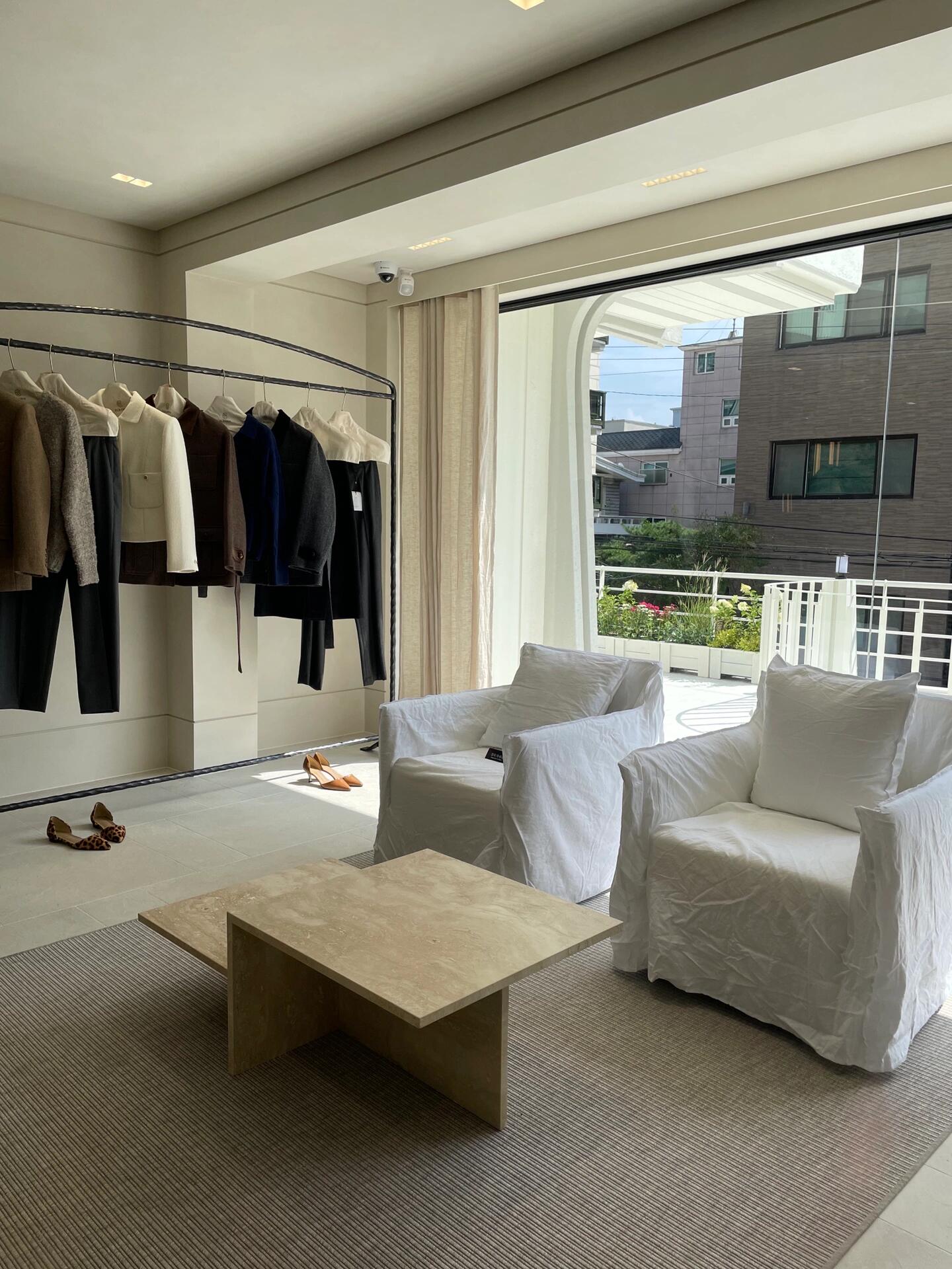 
                        ??探秘韓國(guó)漢南洞?ELBORN店鋪美翻了！大家好啊！今天要給大家種草一個(gè)超級(jí)美的店鋪，就是漢南洞的ELBORN！??? 他們最近擴(kuò)大了店面，新店鋪從19日開(kāi)始迎接客人啦！??走進(jìn)店里，簡(jiǎn)直是美到不行！裝修風(fēng)格超級(jí)有感覺(jué)，每個(gè)角落都想拍照留念。?? 而且，店里的衣服，哇，真的是太好看了！??如果你和我一樣，喜歡那種經(jīng)典又不失時(shí)尚感的老錢風(fēng)格，那絕對(duì)不能錯(cuò)過(guò)這里！快來(lái)看看，說(shuō)不定你會(huì)找到心儀的寶貝哦！??店鋪地址在這里：?? ??? ???? 11? 15(???)。下次來(lái)韓國(guó)的時(shí)候，記得把這個(gè)地方加入你的探店路線吧！#韓國(guó)生活 #漢南洞探店 #漢南洞 #周末探店 #老錢風(fēng) #老錢穿搭 #韓國(guó)穿搭 #韓國(guó)時(shí)尚