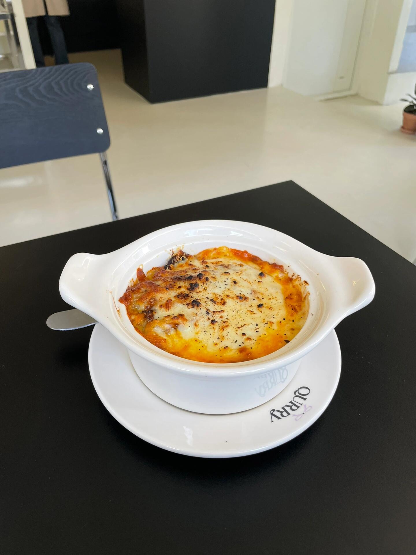 
                        ????[新開(kāi)幕] 咖啡館探店｜漢南洞 ?? 少女心爆棚的咖喱小館?探店新發(fā)現(xiàn)！位于漢南洞的??Qurry咖啡館正在試營(yíng)運(yùn)期間，超級(jí)少女心的裝潢讓人一秒愛(ài)上！店內(nèi)有四人座位2桌、二人座位6桌，還有戶外座3桌，無(wú)論是和閨蜜還是心儀的他，都是約會(huì)的好地方??。營(yíng)業(yè)時(shí)間分為午餐和晚餐時(shí)段，我這次選擇晚餐時(shí)段來(lái)訪，就是為了那個(gè)試營(yíng)運(yùn)期間限定的welcome小熊餅干??！午休時(shí)段是下午2～5點(diǎn)，我4:15左右到的時(shí)候還沒(méi)什么人，就先在對(duì)面的Cong咖啡坐了一會(huì)兒。大概4:30左右，前面已經(jīng)有3組人等待，店員會(huì)逐一引導(dǎo)就座。這里的基本消費(fèi)是一人一杯酒類??，如果不喝酒的話，有檸檬氣泡可以點(diǎn)。如果你喜歡小酌一杯，建議嘗試他們的酒類。檸檬氣泡飲帶有薄荷的清新，但檸檬味不太明顯，可能不是每個(gè)人都習(xí)慣。我點(diǎn)了一份千層面，味道不錯(cuò)??，不過(guò)價(jià)位稍高，一份23000韓幣。旁邊桌的韓國(guó)女生們也在討論，覺(jué)得價(jià)格小貴，但整體還是挺好吃的。如果你是和朋友一起來(lái)，甜點(diǎn)也很值得嘗試，咖啡凍冰淇淋看起來(lái)超級(jí)可愛(ài)??。??注意，試營(yíng)運(yùn)只到4/30，想要和小熊餅干合照的話，一定要抓緊時(shí)間哦！??店家信息（信息可能有變動(dòng)）???? ??? ????? 168-11?營(yíng)業(yè)時(shí)間：周一～日 11:30-22:00，周二、三休息#漢南洞 #首爾咖啡 #新開(kāi)幕 #試營(yíng)運(yùn) #韓國(guó)生活 #日常 #首爾探店
