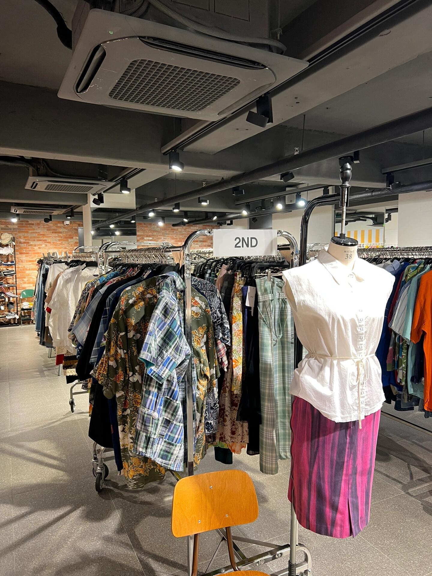 
                        ????首爾｜必逛本土潮牌店Aland｜旅行探店Aland是韓國(guó)本土潮牌集成店，里面有各韓國(guó)原創(chuàng)設(shè)計(jì)品牌，種類包括但不限于衣服、包包、首飾、文具、伴手禮等??是我在韓國(guó)留學(xué)多年的姐妹推薦的，基本大商圈都有店鋪，直接google map一搜就能找到n家，選擇最近的即可??明洞Aland：位置??40 Myeongdong 8-gil, Jung-gu, Seoul營(yíng)業(yè)時(shí)間 10:00-23:00?推薦理由：??韓國(guó)設(shè)計(jì)、制造，大部分made in Korea??價(jià)格透明統(tǒng)一不被坑（相比明洞擺攤的坑游客禮品，dddd）??品類齊全，啥啥都有??設(shè)計(jì)感強(qiáng)、包裝精美適合送人????價(jià)格和國(guó)內(nèi)zara差不多??明洞這家很大，一共四層樓（圖2、圖3）1樓：伴手禮、首飾、帽子、襪子等2樓：男裝??3樓：女裝??4樓：復(fù)古風(fēng)?????具體品類可以翻圖，都給你們拍下來(lái)啦～??小tips去韓國(guó)別忘帶轉(zhuǎn)換頭，中韓充電頭不一樣，大部分酒店都不提供！??韓國(guó)其他攻略，可以點(diǎn)我主頁(yè)的“韓國(guó)”合集??我是瑞秋，已經(jīng)走過(guò)了16國(guó)96城，期待和你分享更多的??窮游攻略??旅途風(fēng)景??各地美食用最省錢的方法窮游，看世界其實(shí)很簡(jiǎn)單～??#周末去哪兒 #韓國(guó)旅游 #韓國(guó)生活 #韓國(guó)探店 #首爾 #首爾探店 #首爾旅行 #首爾打卡 #韓國(guó)打卡 #韓國(guó)潮牌 #明洞 #明洞探店