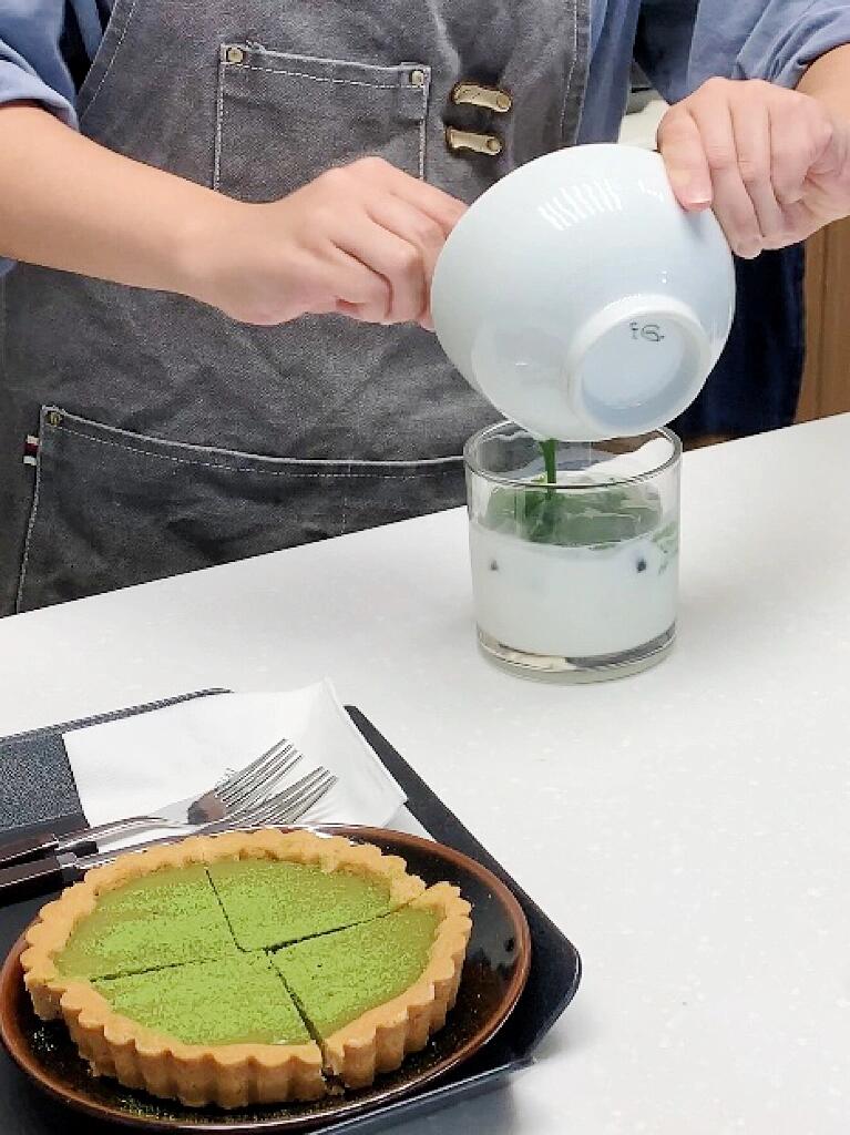 
                        ????明洞探店｜無法抗拒的抹茶魅力?在明洞的街頭巷尾，我意外發現了一間專注于抹茶的小店一看到抹茶??，我的腳步就不由自主地加快了！這家三層樓的店鋪簡直是抹茶愛好者的天堂??我選擇了店里的人氣之選??— ?? ?????那濃郁的抹茶與奶香的完美結合，簡直是絕配！記得要好好攪拌，讓每一口都充滿驚喜??最讓人開心的是，它一點也不過分甜膩！在韓國的朋友們都懂，這里的飲品通常都甜到爆表??但這杯抹茶奶茶，保留了抹茶最純粹的風味而且還是手工用茶筅打出的泡沫哦！店內的招牌甜點??— ????? 抹茶派抹茶的濃郁與酥脆餅皮的搭配，簡直是天作之合！對于抹茶控來說，這簡直是不能錯過的美味！小貼士：甜點是冷藏的，可能會稍硬一些，拍照留念后再享用會更佳哦～這樣就不會吃得太費勁了??店內的整體環境明亮清新??布置風格超適合拍出高顏值的照片??對于逛累了的你來說，這里絕對是休息放松的好去處???? ???? ?? ?? ??9? 17? ?-? 8:00-22:00; ?? 11:00-22:00#韓國美食 #明洞探店 #抹茶控必去 #首爾美食 #周末去哪兒 #韓國甜品 #抹茶愛好者 #首爾明洞 #美食打卡 #韓式甜點 #抹茶奶茶 #首爾旅行