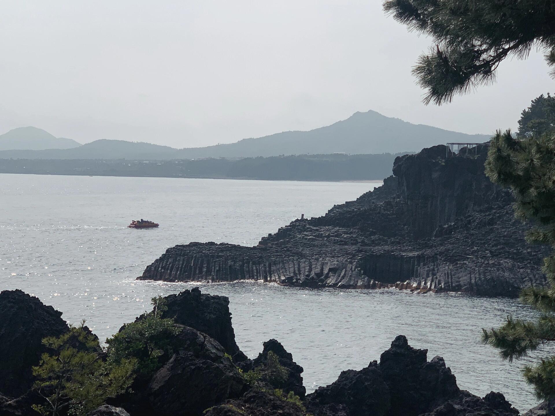 
                        ??韓國濟州島的自然奇觀 - 柱狀節理帶??#韓國旅行 #濟州島 #西歸浦 #自然奇觀在濟州島，每個人的眼中都能看到獨一無二的柱狀節理帶～??這是大自然的鬼斧神工，巖漿與海水的激烈碰撞，塑造出的絕美藝術…??有的柱狀節理高聳30-40米，形態各異，宛如自然界的雕塑大師精心雕琢的作品。海浪一層層拍打，柱狀節理在潮起潮落中層疊生長，尤其在海浪洶涌時，更顯得壯觀無比。??那天我去的時候，遇到的是那種失去了果凍般彈性的海水，它給了我八分的清冷感覺，我就隨它去了，用兩分的隨意態度去體驗這一切，畢竟，成年人的平靜，一半來源于理解，又一半，是釋然。……