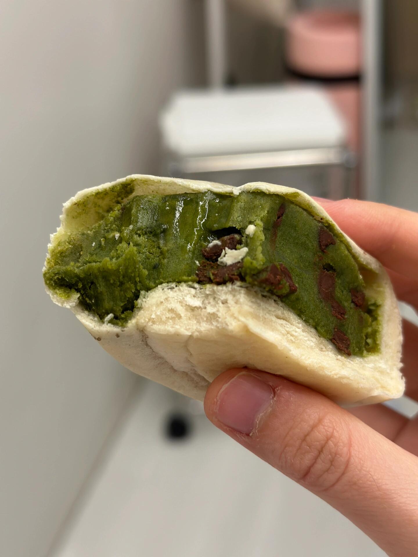 
                        ????空口吃餡 黑芝麻面包??第一次嘗試了素食非麩質面包，味道真的超級棒！????里面的餡料好豐富，每一口都是滿滿的黑芝麻，讓人心情大好！????價格也很合理，只要4300韓元就能享受這份美味。----------------------最近又嘗試了他們家的??????（黑芝麻奶油面包），照片在圖67哦！??個人覺得奶油面包甚至比餡餅還要好吃呢！????從冷凍狀態直接放進微波爐加熱一分鐘，就變得非常完美！不過，抹茶巧克力的版本對我來說有點太甜了，這款就不太推薦了。????但是，必須說一下，他們的米面包做得真的很香，是我在韓國嘗過的最好吃的面包之一！????#韓國 #首爾 #韓國生活 #面包控 #韓國留學生日常 #留學韓國