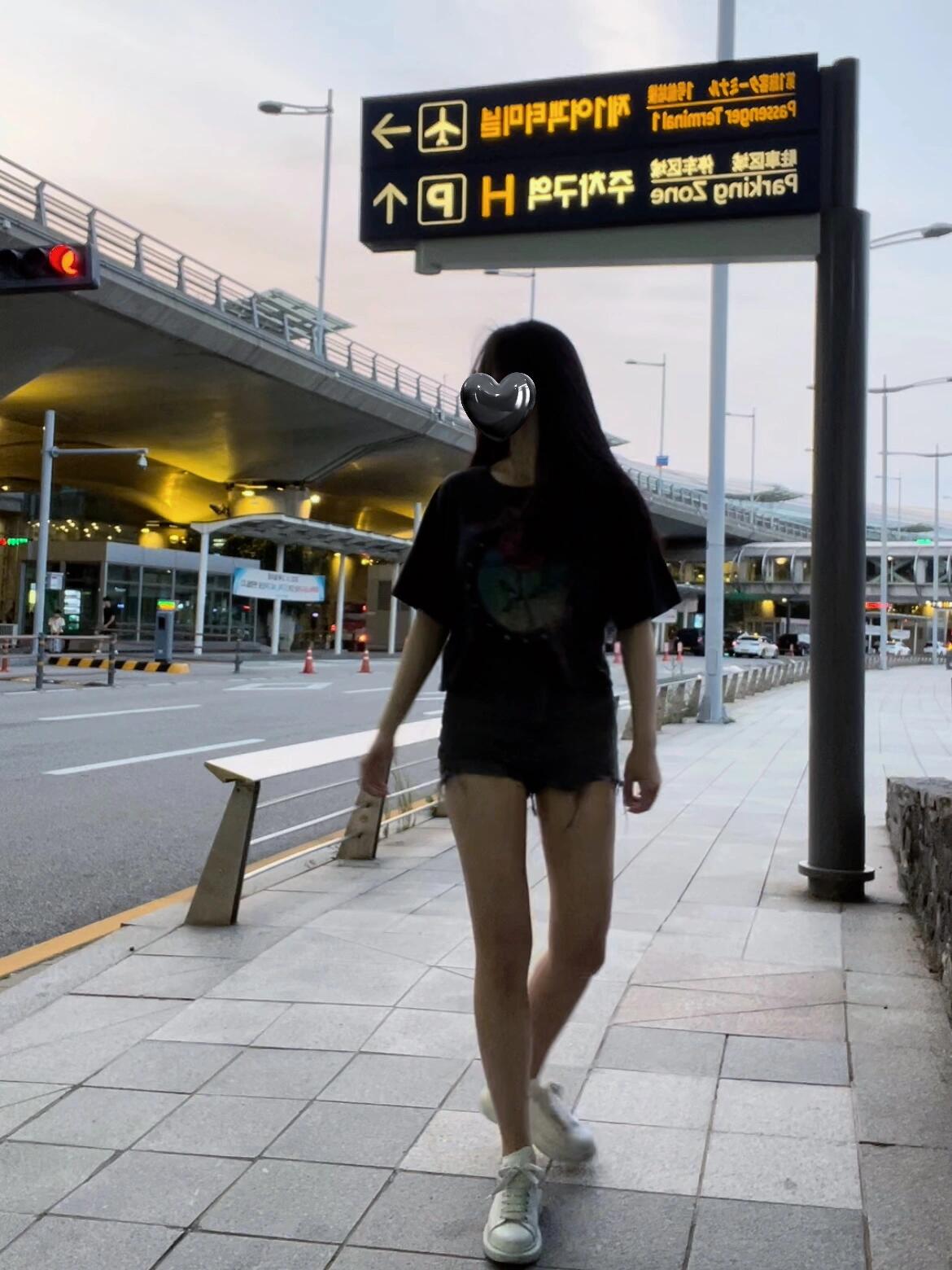 
                        多倫多韓國轉機??入境攻略????大家好，今天來分享一下我的多倫多-仁川-濟南的轉機經歷，希望能幫到同樣路線的小伙伴們！?我的航班是AC61 - CA8888，作為一名持有中國護照和加拿大楓葉卡的旅客，我得知加拿大pr/citizen現在可以免簽入境韓國30天，但是網上的信息五花八門，讓我一直到登機前都心里沒底。7月7日，我下午兩點的飛機，在中午11點左右到達機場。看到值機排隊人山人海，我就選擇了自助值機機器，掃護照輕松搞定。但是，機器只給我打印了多倫多飛韓國的登機牌，第二程的就沒有了。詢問地勤后得知，因為航司間沒有行李直掛協議，我需要在仁川機場取行李。值機時，地勤并沒有要求查看我的韓國簽證，加拿大永居/公民應該不會有被攔的風險。之后海關安檢都很順暢，很快就到了登機口。14小時飛行后，我終于踏上了韓國的土地。在仁川機場，我按照指示選擇了轉機通道，因為我需要取行李。這里提醒大家，如果沒有加拿大身份且無韓簽，一定要買直掛行李的機票哦！接下來是填寫健康申報，我選擇了線上填寫，節省了不少時間。填寫完畢，就可以前往入境處了。入境時，我出示了護照、楓葉卡和下一程的行程證明，告訴海關因為行李需要重新check in。海關人員檢查了我的文件，錄入指紋，拍照，然后在護照上貼了B2簽證，也就是過境簽，有效期30天。整個過程還算順利，不到一小時就完成了。如果你的下一班飛機是隔天的，可以考慮住在韓國機場里的Darakhyu膠囊旅館，我選的是單人床+淋浴，12小時76加幣，性價比還是不錯的。這家旅館就在T1航站樓arrival 8號出口對面，超級便捷！希望我的經歷能給大家帶來幫助，祝大家旅途愉快！??#韓國入境 #韓國轉機 #韓國簽證 #多倫多回國航班