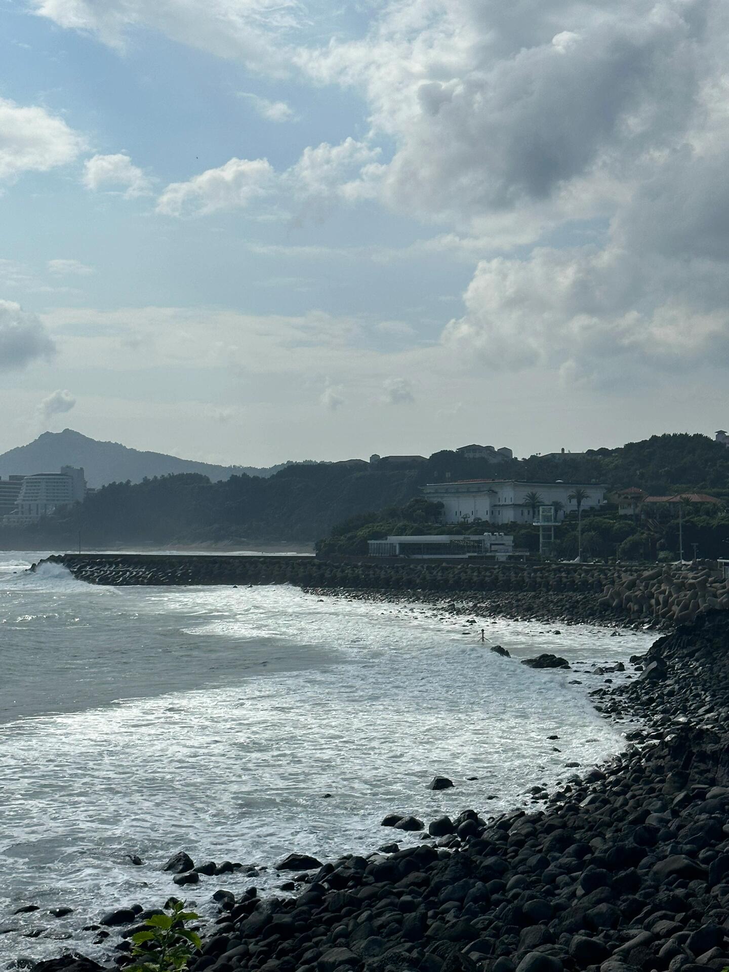 
                        Jeju????西歸浦 | 冰島風貌的柱狀節理帶??柱狀節理帶· ?? ???? ???? 36-24探索濟州島的獨特海岸線，發現了一個小公園的驚喜??！現在正在維修，所以免費入場哦~??直接導航到上面的韓文地址，就能找到一個停車場。記得哦，要從左邊??的小路走下去，那才是通往大海的秘徑！這里的黑色巖石地貌，帶有一絲神秘的暗黑風，仿佛一瞬間穿越到了冰島??。無論是陰天還是晴天，這里都有不同的美景等你來拍??。坐在巖石上，讓海風輕撫臉龐，聆聽海浪拍打礁石的壯闊聲音，這是一種與沙灘截然不同的海邊體驗，強烈推薦給你！#濟州島旅行 #濟州島 #海邊穿搭 #西歸浦#柱狀節理帶 #濟州島旅行攻略 #濟州島西歸浦市#OotD #每日穿搭 #gentlemonster #旅行#海邊拍照 #那是我一直想去的海邊