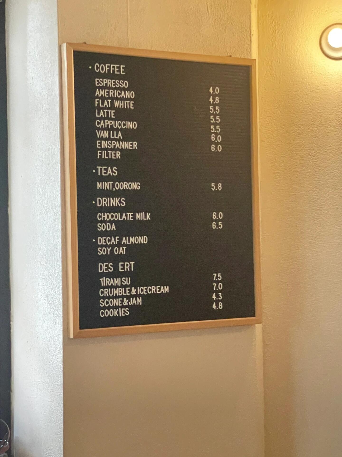 
                        ????圓圓姐推薦維也納咖啡韓國漢南洞的咖啡探店記來啦！??我和超愛的博主Dani一起探訪了這家超火的小店，人氣爆棚，等了整整20分鐘才輪到我們！??店里的空間雖小，但每一杯咖啡都是用心泡制的藝術品。我們點了店里的明星—維也納咖啡（?????），還有那個不在展示柜里的隱秘美味—提拉米蘇！??記得要像圓圓姐說的那樣，大口喝，讓奶油和咖啡在口中完美融合。喝完之后，心情都美美噠，簡直是幸福感max！??這杯咖啡，值得我再來一次！下次你也來試試吧？#維也納咖啡 #漢南洞 ???