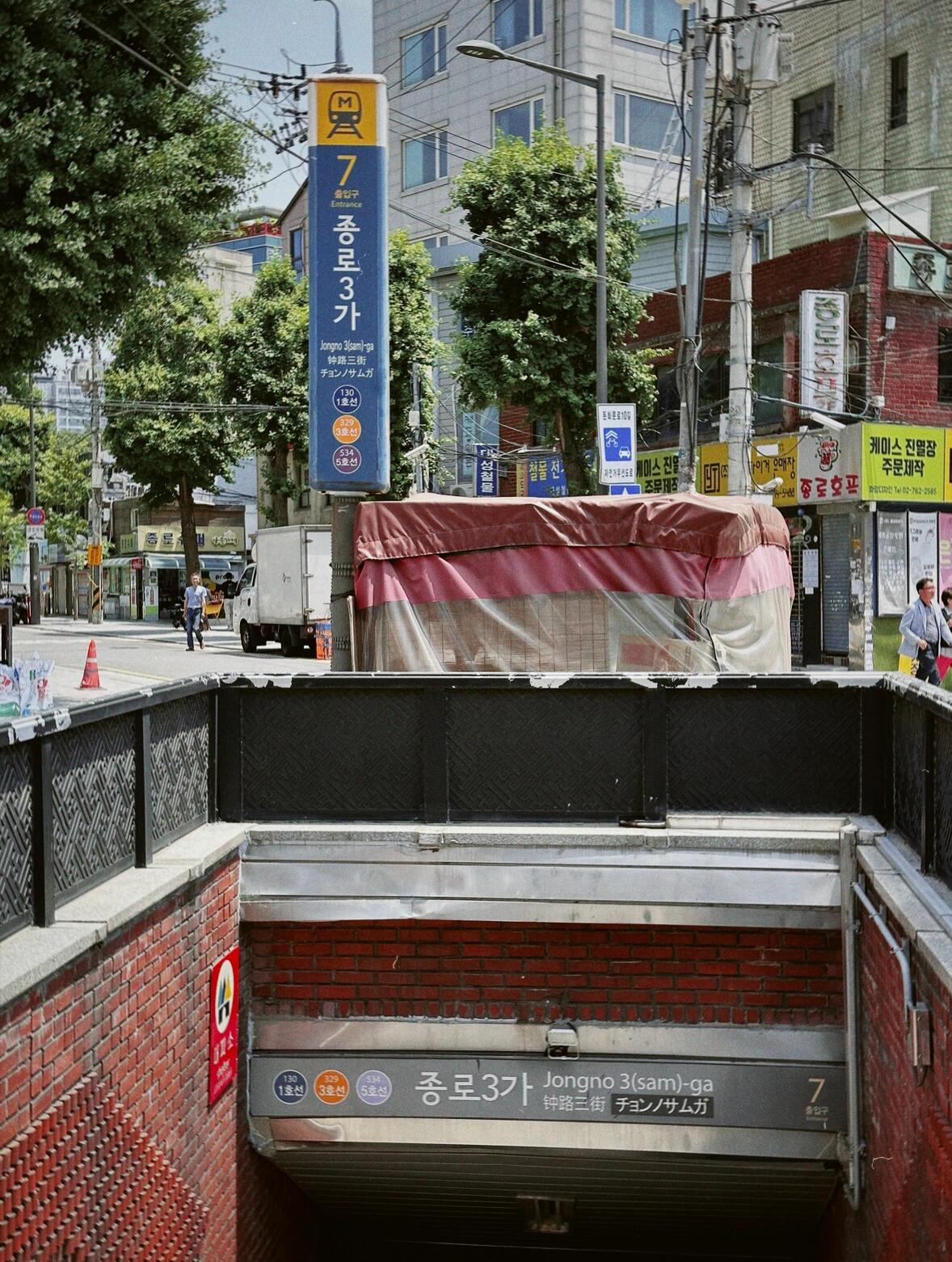 
                        首爾自由行住宿推薦? | 學生黨的首選探索韓國首爾????時，想找個性價比高的住宿？一個人出行或是學生黨不想花太多？這里有個小建議哦！??雖然首爾的高級酒店對于單人入住可能會稍微貴一點，但是如果是兩個人同行就相對經濟啦！?? 如果你是預算有限的學生黨，這個住宿選擇可能正合你意！選擇的酒店晚上超級安靜，不會打擾你的美夢。?? 而且，如果你是個夜貓子，周圍有很多當地人會去的宵夜好去處，就在地鐵七號出口附近一整條街上！??這次旅行主要是為了購物???，所以大部分時間都在外面逛，所以我更注重住宿的性價比、安全性、清潔和舒適度。經過仔細比較，我選擇了這家酒店，感覺就像是開了個幸運盲盒一樣！????酒店推薦：TongTong Petit Hotel，可以在Agoda上搜索哦！?? 酒店的整體風格簡約又有點日系的感覺，所有照片都是我親自拍攝的。而且，酒店的check in地點還有一家超級文藝的咖啡店，韓國的咖啡文化真的很有特色！??最棒的是，酒店離地鐵站超級近，非常方便！房間預訂得很快，所以如果看中了就要趕緊預定哦！???♀?還可以提前通過Whatsapp或Line添加酒店的聯系方式，前臺服務很貼心，會發給你詳細的指南，如果找不到路還可以在線求助呢！????地鐵信息：Jongno3（sam-ga）鐘路三街，從7號出口直走大約200米，看到大覺寺就轉進去，旁邊就是酒店了。韓國的小巷子很多，建議使用導航哦！????機場交通：可以直接乘坐機場大巴#6002到Jongno3（sam-ga），在人工售票處買票，告訴工作人員你要去鐘路三街，費用大約是17000韓元。房間空間很合適，一個人住完全不會感覺擁擠。下層有個單人小沙發，可以坐著看電視放松一下，放一個rimowa33寸的行李箱也綽綽有余！??我預訂的時候比較晚，價格大約是1280元人民幣兩晚。如果你能早點預訂，價格可能會更優惠。而且Agoda通常在出發前兩天是可以免費取消的，所以如果找到了更低的價格，可以考慮預訂哦！#首爾住宿 #學生黨出游 #韓國旅行 #首爾購物 #酒店體驗 #首爾夜生活 #明洞購物 #東大門市場