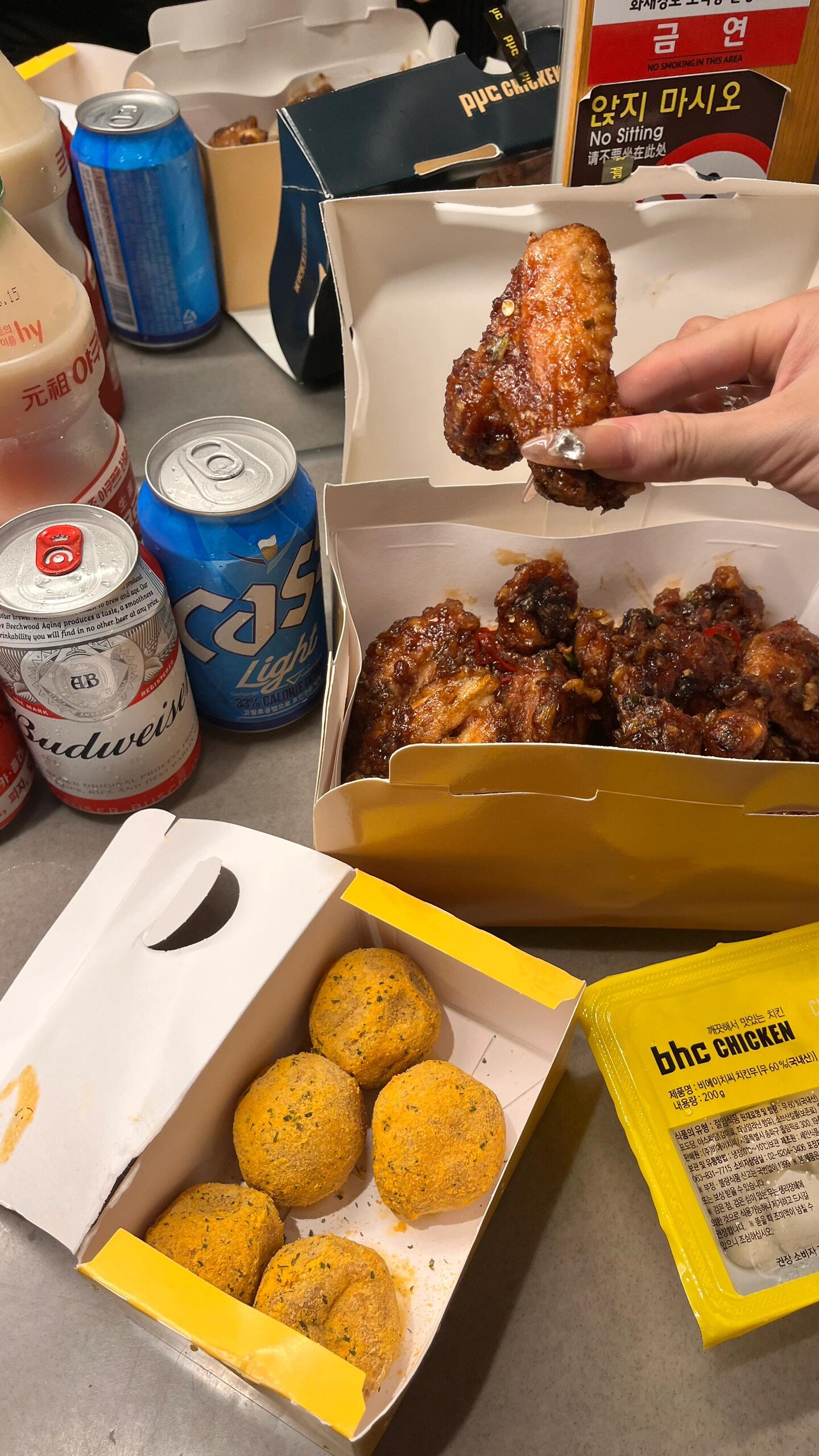 
                        ??濟州島呆了十幾天的餐廳安利??在濟州島的日子里，吃遍了各種網紅餐廳??，有些火得我都不懂為啥??。但別急，我篩選了幾家超值得一試的美食地標，跟著我，保證你吃得開心又滿足！??1??Nandeureu Badang這家黑豬肉烤肉店簡直是美味與風景的雙重享受????，坐擁海邊絕美景致，豬肉烤得外焦里嫩，比市區的好吃太多了！而且對我們中國朋友超友好，絕不會有不愉快的歧視經歷。就是離市區稍遠，時間緊就不用特地跑一趟啦。2??風景好的生魚片店&黑豬Seongsan總店從牛島下來，這家生魚片店就在路上，近城山日出峰，一邊是海景一邊是新鮮刺身，簡直不要太贊????。記得是one order制，人多就點多份，我們三個人吃得撐到不行。套餐里還有魚骨湯，暖胃又暖心。價格也算公道，在國內這樣的分量絕對要價不菲。3??柳樹家咸德海水浴場附近的這家海鮮面，味道真的一級棒??！我們三個人點了兩人份的海鮮面加一份黃油鮑魚，吃得剛剛好。還有幾個韓國帥哥推薦，他們說好吃我們就進去了，結果真的超滿意！4??BHC炸雞關于炸雞，就選醬油味的吧，好像是菜單上的中國口味??。別忘了來份芝士球，三個人都吃不完哦！BHC分店遍地都是，隨便哪里都能找到。5??百年草飯店這家的辣炒豬肉簡直了，超級絕??！位于市區，方便又好找。那天手機沒電沒拍照，但印象深刻。沒帶現金和Visa卡，還好后廚的中國阿姨幫了大忙，微信轉賬還多退錢，真的超感動！老板兒子小胖仔也超可愛，跟我們打招呼握手，友好得不得了。市區的朋友們，這家一定要去嘗嘗！#濟州島旅行攻略 #濟州島 #美食探店 ???????????