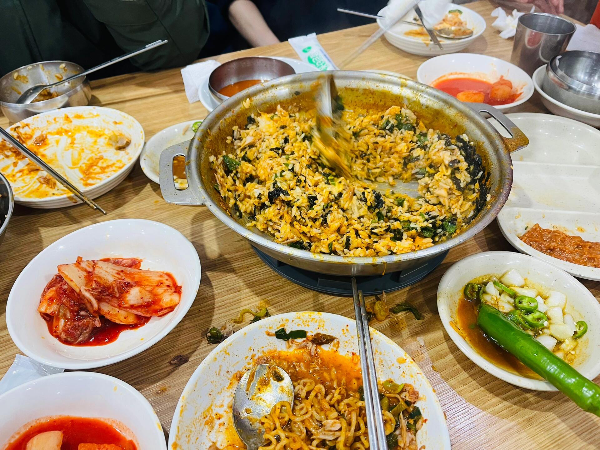 
                        韓國????美食探店｜圣水洞土豆脊骨湯??圣水洞超級??的一家土豆脊骨湯，上次來首爾在明洞吃的元堂土豆脊骨湯一直念念不忘（這次來的當晚就二刷了哈哈）。這次來首爾逛圣水洞就想著來打卡這家。過來的時候已經逛得很累了，發現這里居然排好長的隊……當下反正也逛不動了于是決定跟朋友排隊等干飯算了。等了一個小時后才吃到，發現這一個小時的等待是很值得的！跟朋友三個人，三個女生點中份很夠了。上菜效率很高，他們家的土豆和排骨都是燉熟了的，所以上桌十分鐘以內就能吃到。但美中不足的是土豆和金針菇居然不能單加，這讓土豆腦袋的我們好難過??。土豆很糯唧唧入口即化，排骨燉得超爛。我覺得很驚艷的是他們家的蘸醬??韓國一般的飯店里面都是泡菜味的醬，但是他們家的蘸醬居然有芥末味，清辣爽又解膩～。排骨快吃完的時候我們加了一份拉面??，裹著排骨湯汁的拉面真的很帶勁。最后我們覺得還沒吃夠，又加了兩碗米飯????在排骨湯里面炒。劃重點????????????一定要點米飯加在湯里炒！！！！阿姨把飯上上來后，里面還有海苔碎?紫蘇碎，關鍵是湯汁里面有煮化的排骨肉沫和土豆沫，混在一起簡直香迷糊了??????。?? 45 Yeonmujang-gil Seongdong-gu Seoul??24小時營業???#圣水洞 #土豆脊骨湯 #首爾美食 #韓國美食 #韓國土豆脊骨湯