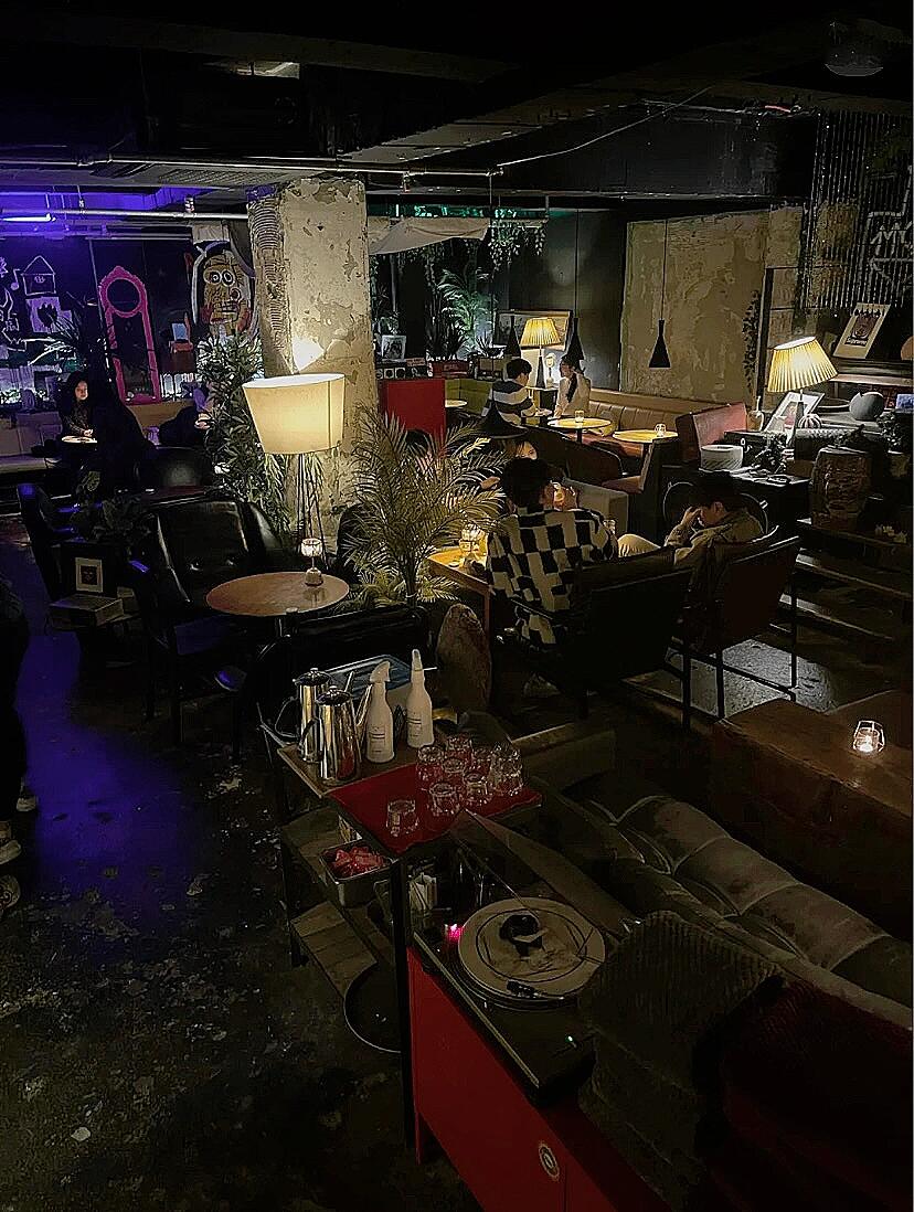 
                        韓國江南酒吧探秘???在韓國新沙洞林蔭道，偶然發現了一個超有氛圍的酒吧——collection lounge (??????)??。它位于首爾的心臟地帶，江南區的一個地下室里，地址是：?? ??? ????10? 33 B1，靠近山寺站8號出口。營業時間從傍晚6點一直到凌晨3點（即使在疫情期間也照常營業哦！）??。這里的推薦菜單簡直不能更誘人：1. ?? ??，一款名為玫瑰花園的酒，浪漫滿分??。2. ???? ?????，紅寶石檸檬汽水，清爽又提神????。3. ??? ?? ???，橙子芒果酒，甜而不膩的完美搭配????。4. ????? ???，百香果時尚水果酒，時尚又充滿熱帶風情??。當你和朋友們聚會想找個地方小酌幾杯時，這里絕對是個不錯的選擇。以黑色朋克風格為主題，帥哥美女云集，讓人一進門就能感受到滿滿的氛圍感????。強烈推薦給大家～?? #韓國酒吧 #首爾江南酒吧 #新沙洞林蔭路