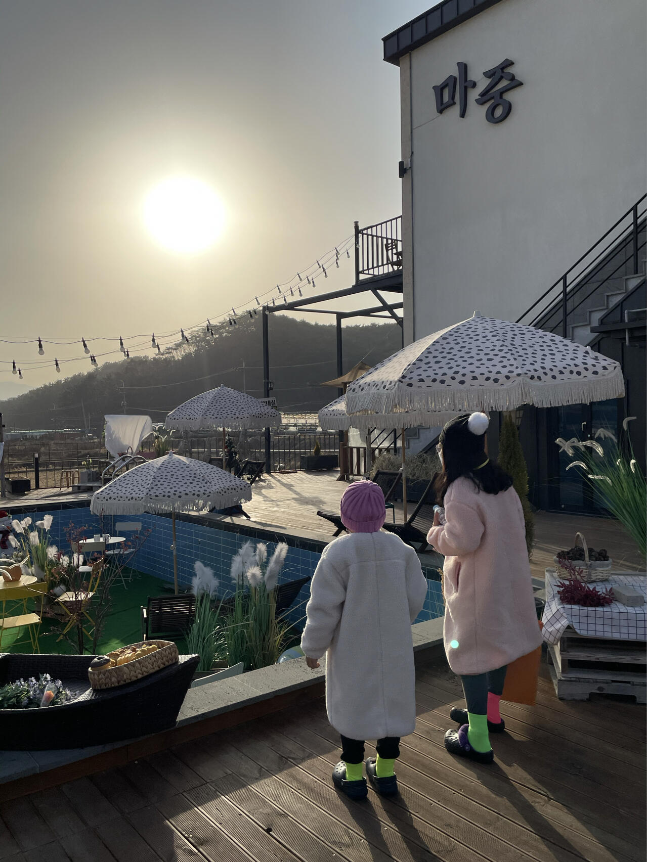 
                        韓國慶州的美麗山莊民宿???最近去韓國旅游變得不太容易了，因為疫情的影響。?? 但是，偶爾還是需要找個人跡罕至的地方放松一下，對吧？?? 我發現了這個超級美麗的山莊民宿，位于風景如畫的慶州！??這家山莊雖然不是很大，但每一個角落都布置得非常精致，讓人感到溫馨舒適。?? 你可以摘下口罩，深呼吸一口清新的空氣，感覺棒極了！??這里特別適合家庭出游，孩子們可以在專屬的溫水游泳池里盡情嬉戲，大人們則可以在旁邊的陽臺上享受燒烤的樂趣。???♂??? 而且，他們的復式房間設計超級可愛，你一定會愛上這個地方的！??#韓國慶州 #山莊民宿 #旅行放松 #家庭友好 #清新空氣 #燒烤樂趣 #復式房間