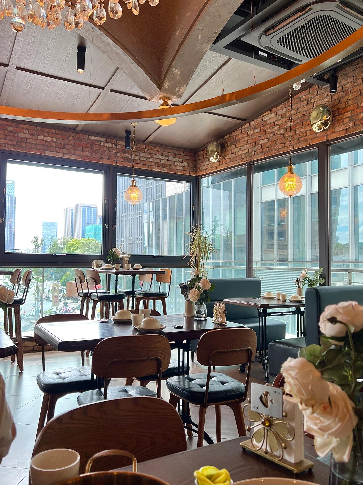
                        ???? 濱江這家店的韓料真的超正宗！???? 我們在濱江龍湖天街2樓找到了這家超有韓國風(fēng)味的餐廳，下午兩點(diǎn)的時(shí)候人不多，感覺整個(gè)店都是我們的，上菜速度快到飛起來！老板是地道的韓國人，超親切地來跟我們打招呼，感覺好溫暖呀~ ???? Mokpo·木浦·韓式料理?? 月明路龍湖濱江天街鉑金島2樓225室?? 活章魚辣炒五花這道菜必須大推！章魚、五花肉、青椒和豆芽菜的完美組合，建議搭配米飯一起享用，單吃可能會(huì)有點(diǎn)辣和咸。還附送了海苔片，真的很貼心！?? 辣雞爪辣度爆表！不吃辣的小伙伴要三思哦，比辣炒五花還要辣，吃完嘴巴像著火一樣，忍不住要大口喝水。????? 炸之類套餐糾結(jié)了好久到底是點(diǎn)炸雞還是拼盤，最后決定嘗盡各種美味，點(diǎn)了拼盤。拼盤里有炸雞、紫菜粉絲、薯角、紅薯干、餃子，還有一種神秘的帶簽子的食物，朋友嘗了下說是血腸粉絲。整個(gè)拼盤都很推薦，搭配的醬料也是滿分！?? 炸醬面甜甜的炸醬面，跟我在濟(jì)州島吃的味道一模一樣，超滿足！如果怕膩，可以加點(diǎn)酸蘿卜，味道更加爽口。?? 鯽魚餅配打糕冰淇淋冰淇淋偏甜，搭配鯽魚餅一起吃還不錯(cuò)。冰淇淋里面還有麻薯，味道還可以，但不是特別推薦。總的來說，這家店真的值得一試！兩個(gè)人來的話，點(diǎn)兩三道菜就很充足了。我和朋友都想嘗試各種菜，結(jié)果吃不完都打包帶回家了。 #烤肉 #吃喝玩樂 #韓餐 #木浦 #韓國料理 #杭州濱江 #杭州龍湖濱江天街 #韓式料理 #杭州探店 #跟我來探店 #周末探店 #杭州美食 ????