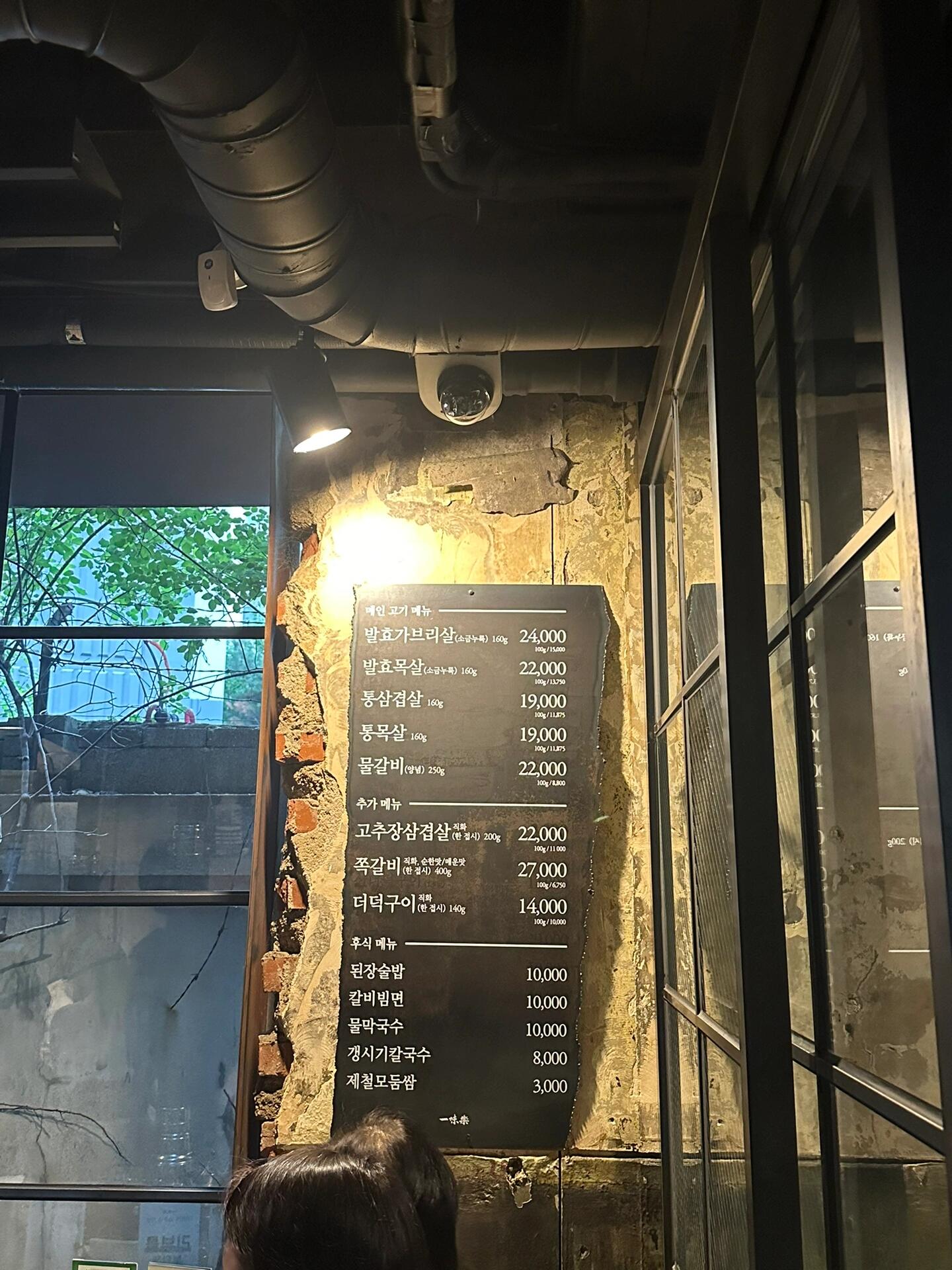 
                        ????在韓國做一天地租媽吃什么???????即將參加地租首爾安可演唱會(huì)的朋友們，準(zhǔn)備好追隨地租的美食腳步了嗎？如果你是地租的粉絲，那么以下兩家美食店絕對不能錯(cuò)過，它們都是地租成員親自推薦的同款美食店哦！1??????———這里有李楷燦推薦的泡菜湯??中午1點(diǎn)前往，稍微等待了一會(huì)兒，店鋪雖小，卻溫馨舒適，只有6、7張桌子。店內(nèi)裝飾著楷燦的海報(bào)和小卡，讓人一眼就能感受到明星的氣息。我們點(diǎn)了兩人份的泡菜湯和一份雞蛋羹，也就是傳說中的楷燦套餐，兩個(gè)人吃得非常滿足！泡菜湯使用的是酸泡菜燉制，肉量十足，熱騰騰的湯需要你動(dòng)手剪碎泡菜，這樣的互動(dòng)讓美食體驗(yàn)更加有趣！雖然略帶辣味，但是非常下飯。看到隔壁桌的拉面也很誘人，下次一定要嘗試搭配泡菜湯一起享用！??如果你不確定如何點(diǎn)餐，直接向老板索要楷燦套餐就對了！??只需乘地鐵到永登浦區(qū)廳站，從2號口出發(fā)步行即可抵達(dá)！2??一味樂———燦俊星的烤肉首選??下午在圣水區(qū)閑逛后，晚餐我們選擇了一味樂。這家店根據(jù)不同類型的肉，可能會(huì)使用不同的烤盤，因此每種烤盤至少需要點(diǎn)兩份肉。菜單上最頂端的兩款肉質(zhì)地最佳，口感鮮嫩多汁，而且店家會(huì)有專人幫忙烤肉，確保每一口都是完美的享受。菜單詳見P8！??跟隨李楷燦的美食足跡，絕對不會(huì)失望！#韓國 #首爾 #首爾美食 #韓國旅行 #Kpop #韓流