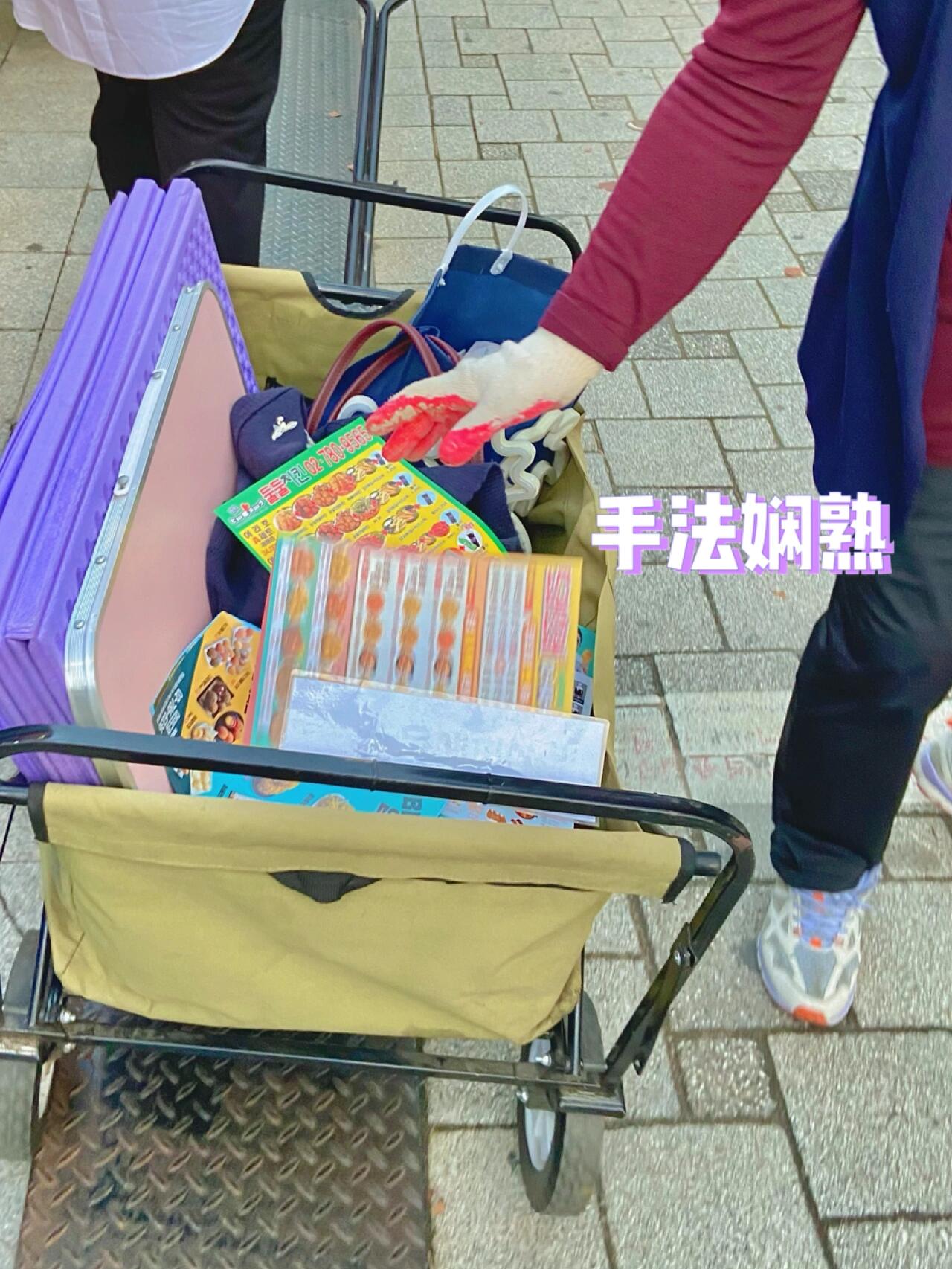 
                        ??攻略?去漢江過個(gè)周末叭????汝矣島漢江公園??野餐道具租憑攻略提前在NAVER搜???? - 下拉找到???? - 選自己想要的套餐后進(jìn)行預(yù)約 (提前預(yù)約會(huì)多送你一個(gè)小時(shí)的租用時(shí)間:共4小時(shí))??????????? ????? 117 ???? 1? 123?地鐵5號線在?????1號出口出來過個(gè)馬路走10分鐘就能到，直接說提前預(yù)約的會(huì)先給你準(zhǔn)備道具！拿到后拖著車跟著大部隊(duì)走，路上會(huì)有發(fā)傳單的直接放到你的車?yán)铮詈竽銜?huì)發(fā)現(xiàn)推車?yán)锸畮讖埖耐赓u傳單[圖3-9]特別提示: 4.18開始可以搭帳篷了哦????點(diǎn)外賣攻略外賣可以隨便叫，但取餐點(diǎn)是有規(guī)定的，地圖搜??????????會(huì)顯示三個(gè)，選一個(gè)離你最近的再點(diǎn)外賣！除了點(diǎn)外賣也可以到便利店(很近)買零食煮拉面??特別提示:10點(diǎn)以后公園里是禁止喝酒的???照片是上個(gè)月去的時(shí)候照的??傍晚出片率很高????????????????????????????????#周末去哪兒 #一起去野餐 #網(wǎng)紅打卡地 #首爾漢江