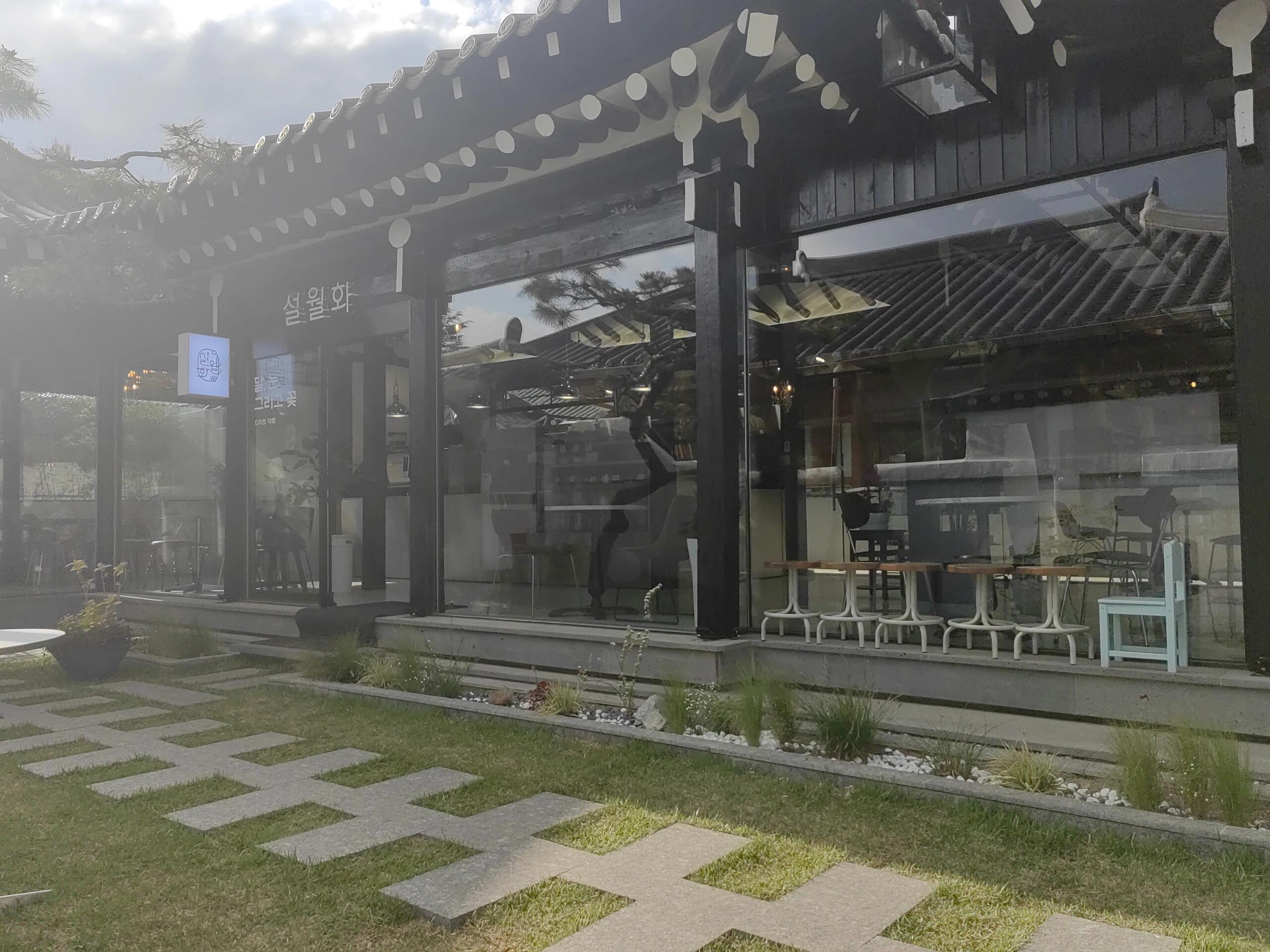 
                        ??韓國全州美食大搜羅！探索韓國美味????#韓國全州 #韓屋村 #全北大學(xué) #韓國生活 #韓國美食 #韓國拌飯 #全羅北道 #全州電影節(jié)探索韓國全州的美食之旅，電影節(jié)后的完美選擇！?? 在歷史悠久的韓屋村附近，有一家拌飯老店，名叫???，自1958年起就深受當(dāng)?shù)厝讼矏邸Ｏ挛缛c(diǎn)人潮依舊洶涌，人氣爆棚！??性價(jià)比超高的美食，小吃還能免費(fèi)加！?? 生牛肉拌飯只需15000韓元，全州拌飯和石鍋拌飯都是13000韓元。兩者其實(shí)一樣美味，只是石鍋拌飯熱騰騰，全州拌飯則是涼爽的不銹鋼碗，米粉保持溫?zé)帷Ｑ籽紫娜眨x擇全州拌飯清爽適口；寒冷天氣，石鍋拌飯暖心又暖胃！??別錯(cuò)過15000韓元的排骨湯，3-4人小團(tuán)體可以嘗試不同美食！??昨天電影節(jié)偶遇小明星，在這家拌飯店意外相遇，真是驚喜連連！?? 卸妝后的明星也只是我們身邊的普通人。雖然圖八的烤肉店性價(jià)比一般，但味道確實(shí)不錯(cuò)。??記得在全州一定要嘗嘗拌飯，樂天漢堡里甚至有全州拌飯漢堡哦！??在韓屋村閑逛，隨意找了家咖啡奶茶店小憩，品嘗冰沙、咖啡、奶茶蛋糕，享受悠閑時(shí)光。???? 韓屋村的木結(jié)構(gòu)建筑美輪美奐，吸煙點(diǎn)不多，但這家店的戶外小院可以抽煙哦。給店里小哥一根華子，韓國人對中國烤煙還真不太適應(yīng)，哈哈。????