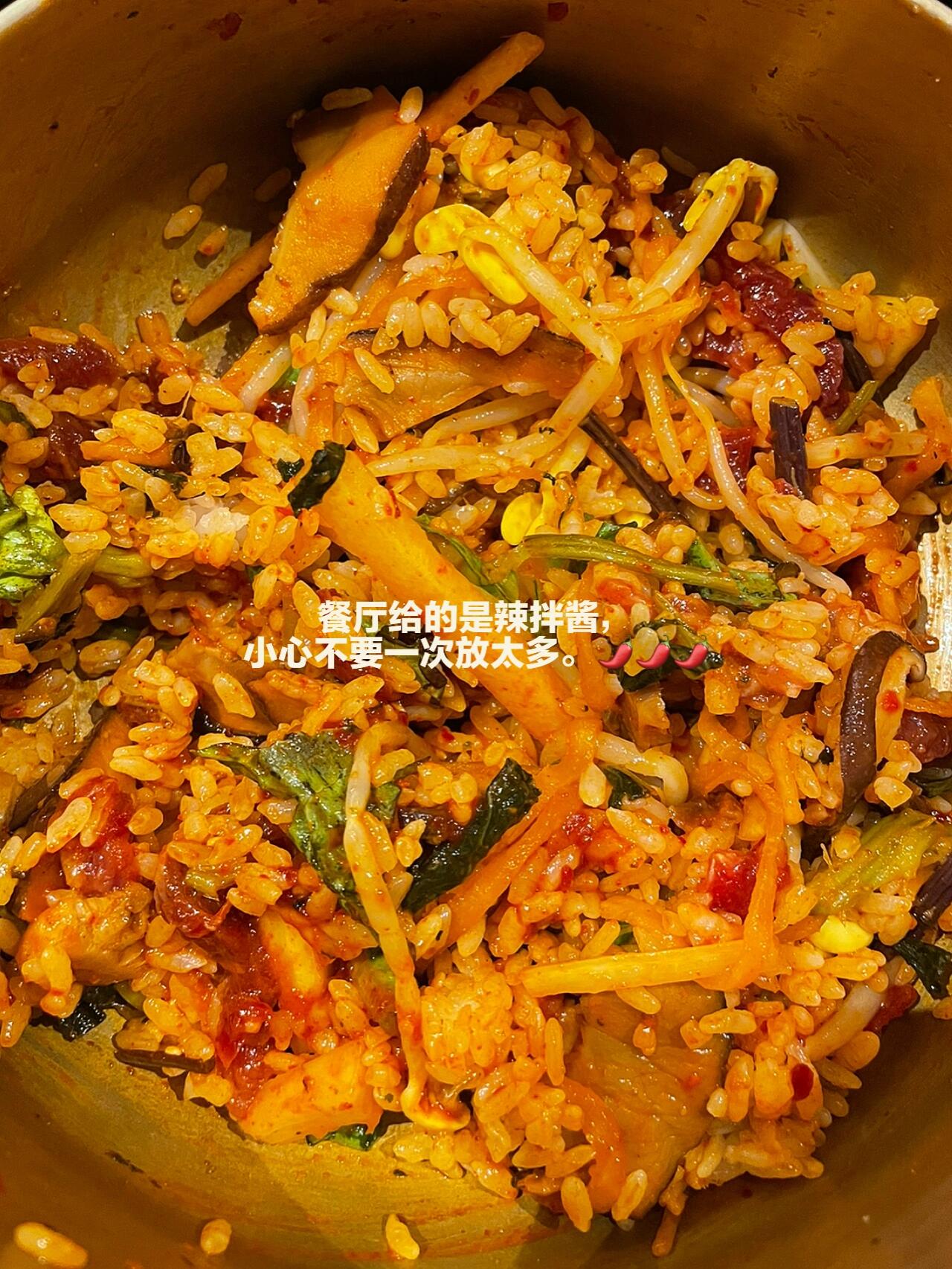 
                        南山明洞｜木覓山房米其林拌飯??這家在小紅書上超級火??，大家都說好吃得不得了！我試了試，感覺味道還不錯(cuò)，不過服務(wù)嘛，就那樣吧。?? 官方信息說是八點(diǎn)關(guān)門，但我周五六點(diǎn)半到的時(shí)候，雖然還有人在吃，門卻已經(jīng)關(guān)了。可能是我們語言不太通，感覺服務(wù)員不是特別熱情，后來來的外國情侶也是這樣的冷遇。正當(dāng)我打算離開，服務(wù)員忽然轉(zhuǎn)身跟旁邊的韓國阿姨說還能接待一個(gè)人。阿姨其實(shí)不是一個(gè)人，她朋友還沒到，但她還是把位置讓給了我。要不是阿姨的善意，我可能就吃不到這家米其林推薦的拌飯了??????如果你要特地跑一趟，還得排長隊(duì)，那我建議還是算了～ 其他家的拌飯也挺好吃的哦！??#首爾 #一人食吃什么 #我的美食日記 #首爾南山塔 #首爾探店 #首爾米其林 #韓國拌飯 #吃貨在首爾