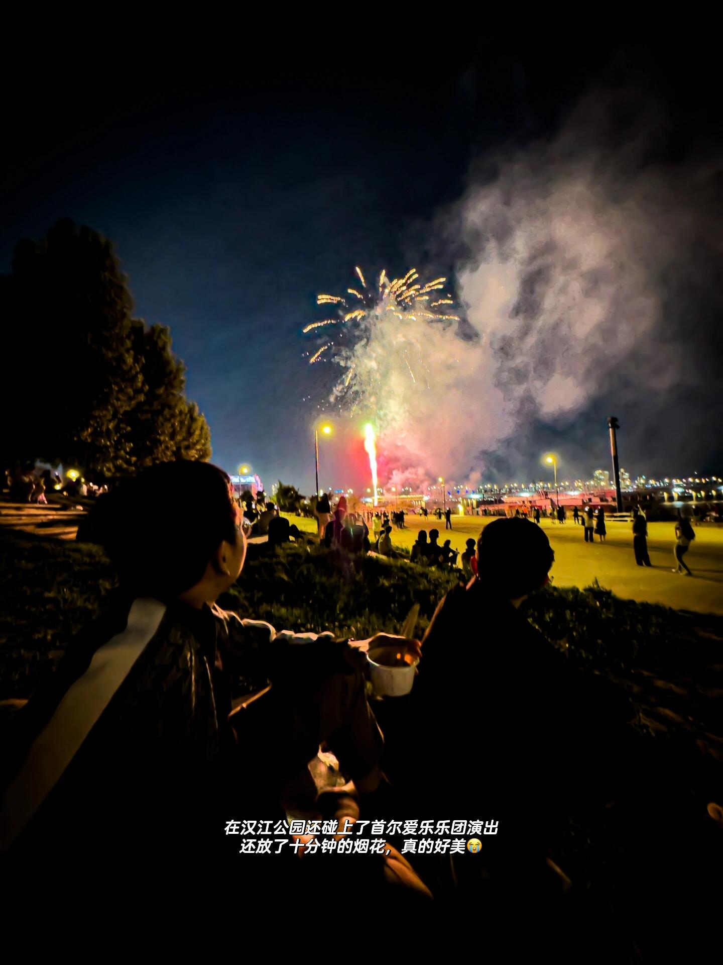 
                        ??在首爾漢江公園成功吃到炸雞的2種方法??到了漢江邊兒上誰不想和悠閑的首爾人一樣，吃一次炸雞啤酒呢？今天E叔就告訴大家兩個(gè)吃上炸雞的方法.方法1 ：如果你使用的是帶通話功能的sim卡那就可以直接往漢江公園走了路上有好多阿祖媽給的炸雞單兒，一定要接然后直接叫外賣就好了（前提是你要懂韓文）跟店里說送到這個(gè)地址??Deliver Zone 2（??? ???????2）然后就等著外賣送到就??了.方法2：如果你的sim卡不帶通話怎么辦？從現(xiàn)代百貨逛完，跟著人流走在路上，你會(huì)看到三家炸雞店，直接外帶到公園這是蕞穩(wěn)妥、且能吃上炸雞的方法.另外??如果你非要吃BHC，漢江公園里有3家但經(jīng)常口味不全，或者沒貨，很多人搶所以穩(wěn)妥的是去附近的兩家店里外帶1??45 63-ro, Yeongdeungpo-gu, Seoul2??3?, 303?, 304-1, 37 Gukjegeumyung-ro 2-gil, Yeongdeungpo-gu.野餐墊什么的怎么辦呢？其實(shí)可以在公園里就可以租到墊子和野炊器具我們租的墊子是5K，10點(diǎn)之前把墊子送回來阿祖瑪會(huì)再找給你1K，相當(dāng)于押??的概念實(shí)際上相當(dāng)于4K，還是可以的.除了炸雞，公園里還有很多小吃攤兒，也可以嘗嘗！OK，請去首爾的漢江悠閑地吃??喝??吧！#首爾 #首爾旅游 #首爾旅行 #韓國旅游 #首爾漢江 #首爾美食