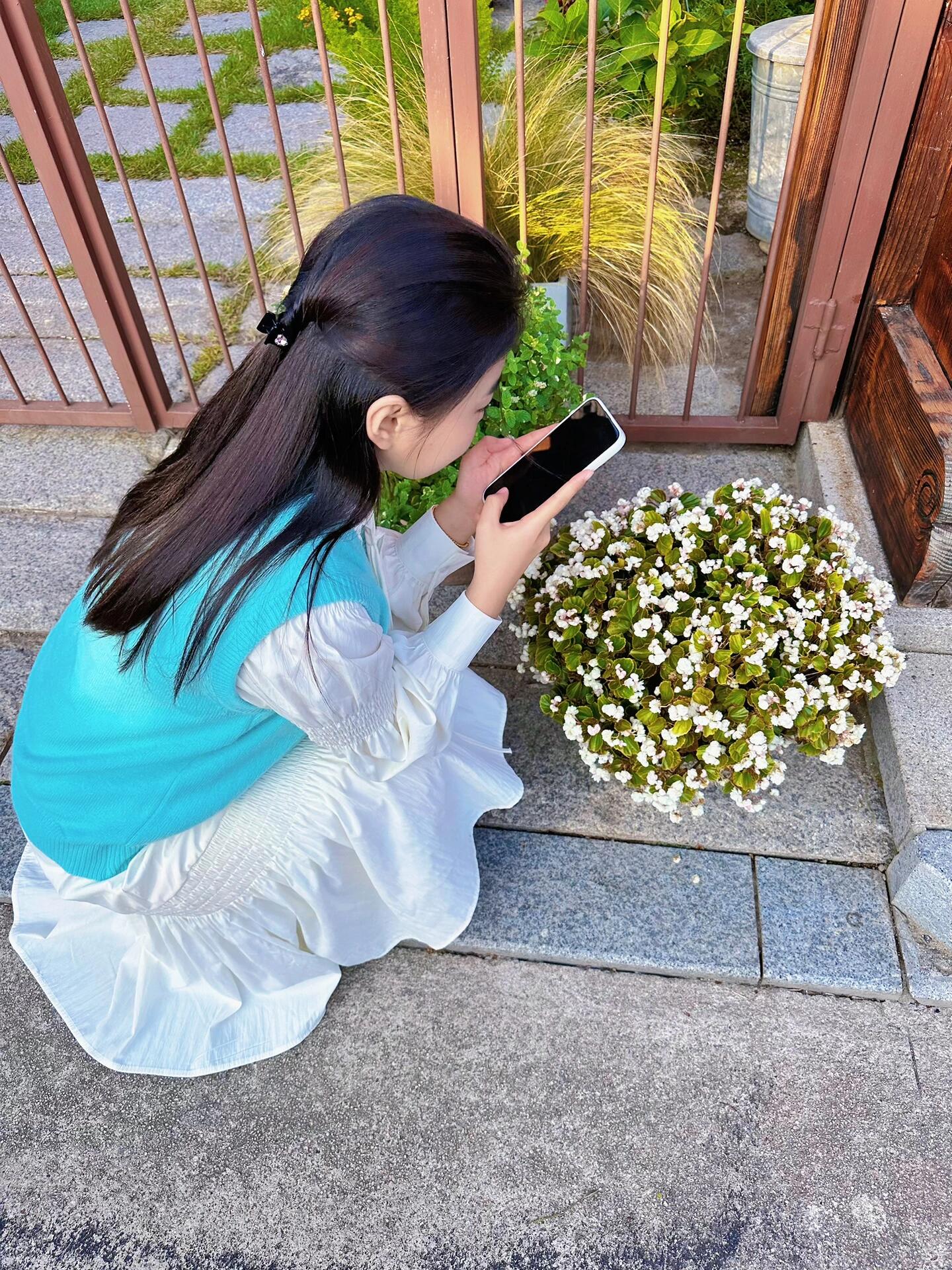 
                        ?? 探索首爾：美食與風(fēng)景的完美結(jié)合 ??在首爾的近郊，我們找到了一個(gè)絕佳的地方，可以一邊享受美味的韓國傳統(tǒng)美食，一邊欣賞迷人的風(fēng)景。??我們嘗試了幾樣地道的韓式料理，包括平壤冷面、綠豆煎餅和拌冷面。?? 我個(gè)人特別喜歡那碗湯汁豐富、味道鮮美的平壤冷面。而我的朋友則偏愛那些淋上調(diào)味醬的拌冷面。綠豆煎餅與我預(yù)想的有些不同，但它的獨(dú)特風(fēng)味絕對值得一試。??餐廳位于韓屋村附近，這意味著我們可以在享受完這些美味佳肴后，順便漫步于村落中，感受韓國的傳統(tǒng)文化氛圍，并拍攝一些美麗的照片。??選擇一個(gè)靠窗的座位，你就可以邊用餐邊欣賞外面的自然美景，還能拍下旅行的美好回憶。???#韓國美食 #首爾美食 #美食探店 #首爾旅行 #韓國傳統(tǒng) #風(fēng)景美拍 #美食體驗(yàn) #韓式料理