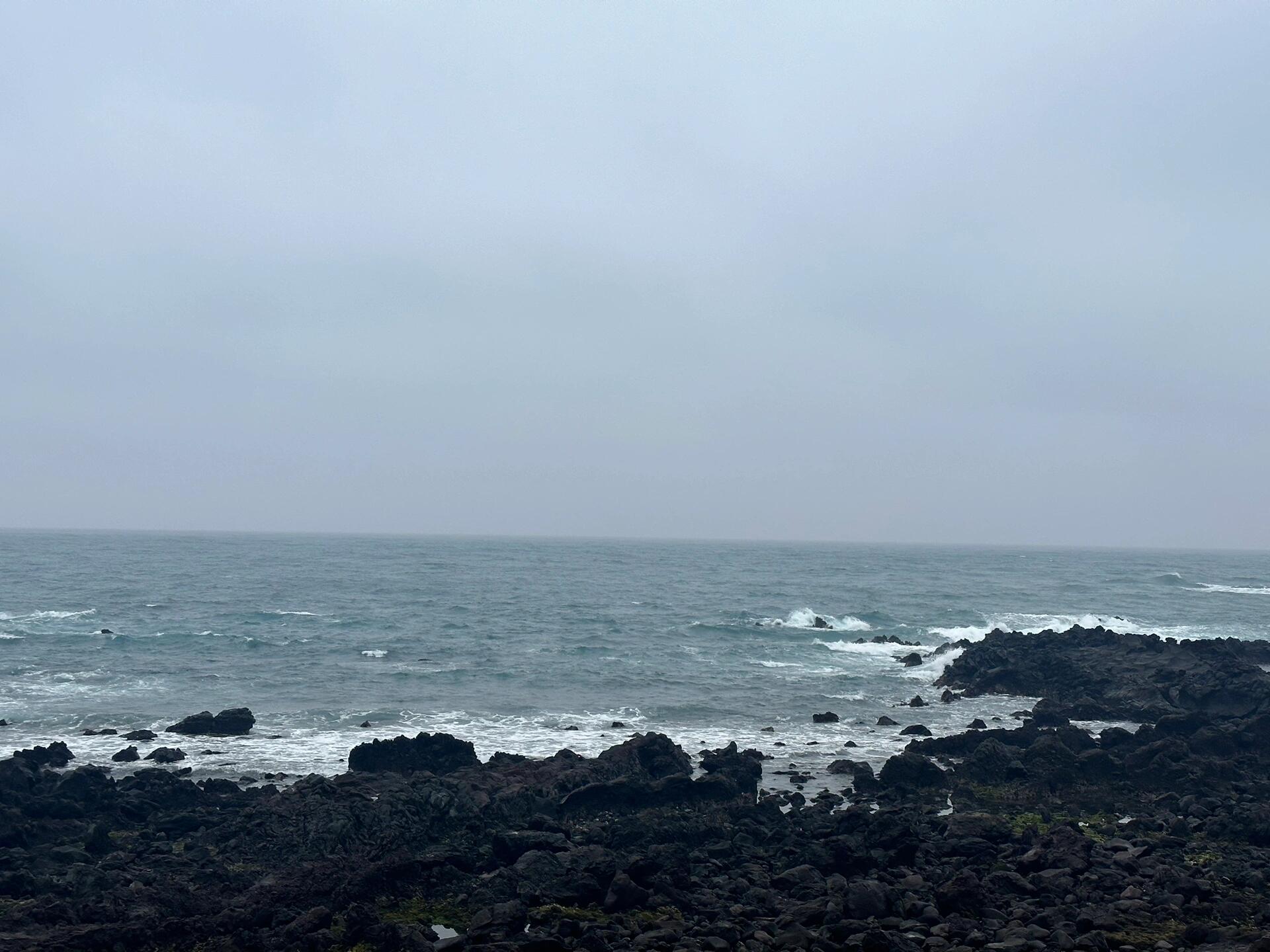 
                        ???濟(jì)州島陰天必去的秘境 - 西歸浦神秘黑沙灘???在牛沼河口，搭乘大巴520號直達(dá)終點(diǎn)站后，輕松漫步幾分鐘，你就會(huì)發(fā)現(xiàn)一個(gè)不可思議的景象——沙子竟然是黑色的！?? #濟(jì)州島黑沙灘 這里的海水從岸邊向前延伸，顏色由深至淺，層次分明，宛如一幅大自然的絕妙畫作。即便是在沒有陽光的日子，海水也能展現(xiàn)出令人驚嘆的蔚藍(lán)色調(diào)，美得讓人心醉。??周圍還散布著許多別致的咖啡店，無論是想要一杯香濃的咖啡還是簡單享受悠閑時(shí)光，這里都是理想之選。??適合那些喜歡慢生活，享受每一刻的朋友們。如果你有充裕的時(shí)間，不妨在這里慢慢散步，感受濟(jì)州島獨(dú)有的寧靜與美麗。#濟(jì)州島 #西歸浦