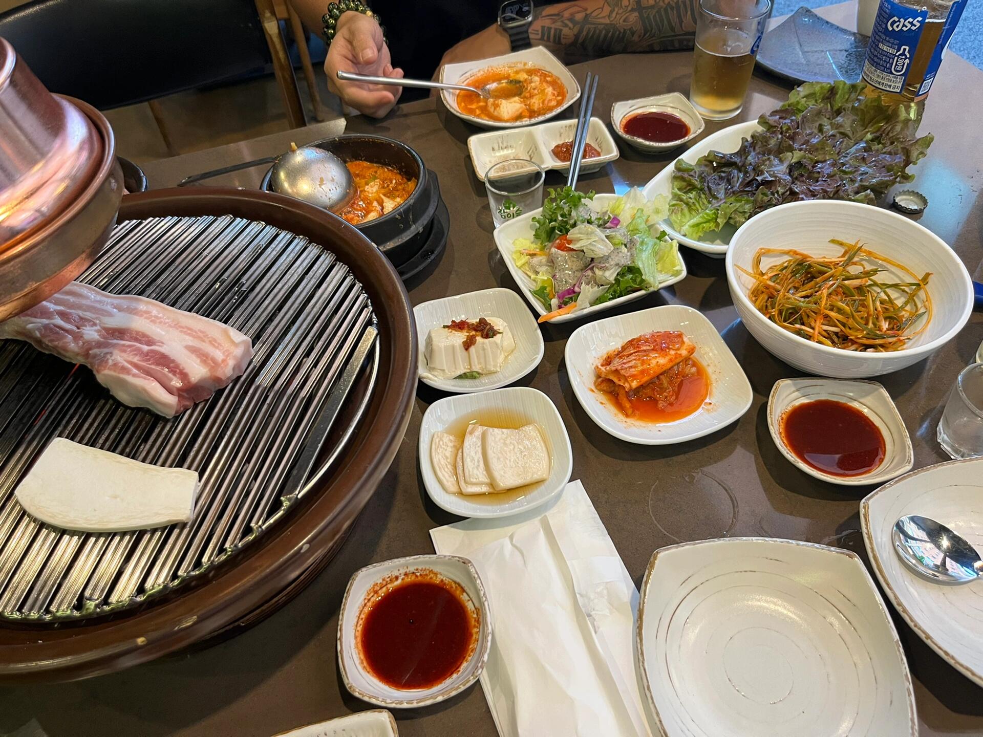
                        梨泰院周末烤肉大作戰(zhàn)！????#肉壯 #梨泰院 #韓國(guó)烤肉周末到了，和小伙伴們相約在韓國(guó)梨泰院的一家超人氣烤肉店大快朵頤！???? 每一口都是滿滿的幸福感，肉質(zhì)鮮嫩多汁，香氣撲鼻，簡(jiǎn)直是味蕾的盛宴！????梨泰院的烤肉店真的是太多了，選擇困難癥患者表示壓力山大！????? 但這家店絕對(duì)是隱藏版美食地標(biāo)，不僅肉質(zhì)一流，服務(wù)也是超贊，讓人每次都想回味無(wú)窮！????烤肉配上冰鎮(zhèn)啤酒，簡(jiǎn)直是周末放松的最佳組合！???? 快來(lái)梨泰院體驗(yàn)一把韓式烤肉的魅力吧，保證讓你欲罷不能！????