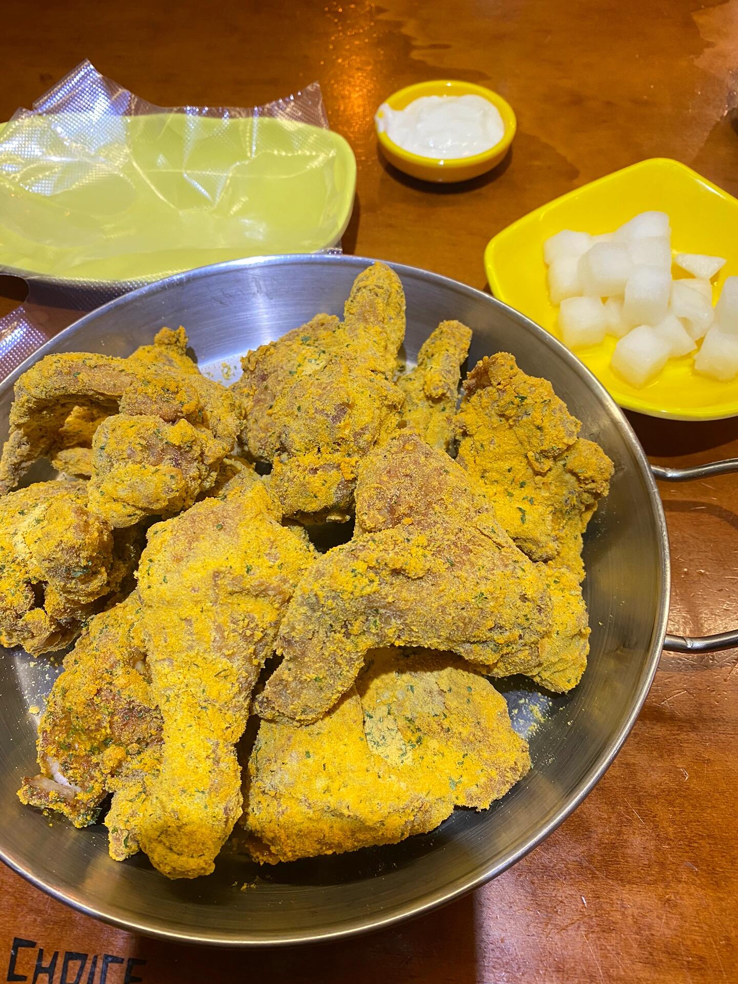 
                        明洞炸雞探店記???在明洞發(fā)現(xiàn)了一家超級(jí)美味的炸雞店！??點(diǎn)了超級(jí)大份的炸雞，真的是超滿足，吃到爆！??炸雞的口感真的太棒了，味道贊爆了！??#韓國(guó)美食 #炸雞控 #明洞美食 #韓式炸雞 #單身食堂