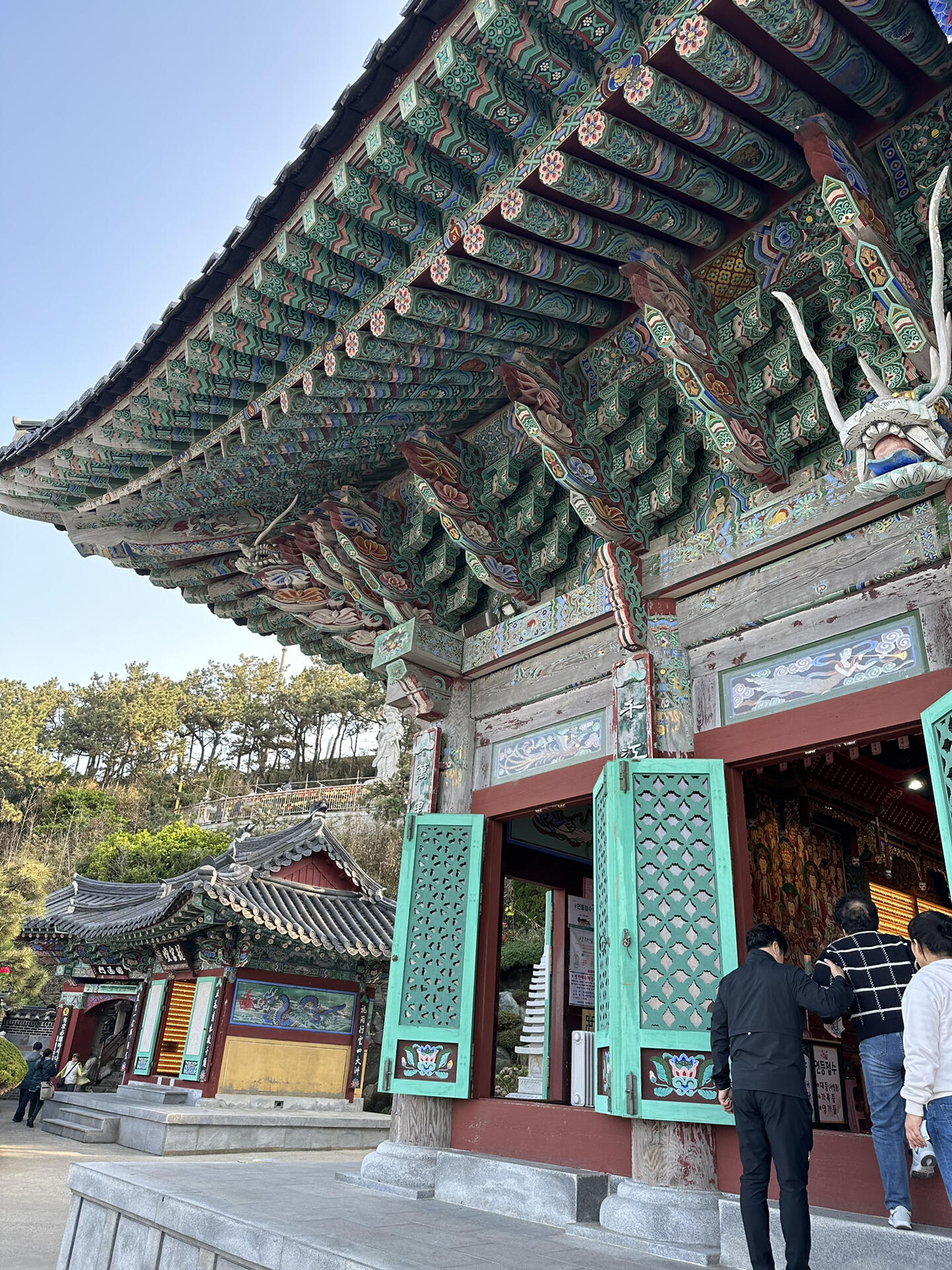 
                        ????探秘釜山的海東龍宮寺，愿望成真的秘境?#旅途中的美景發(fā)現(xiàn)了釜山的寶藏景點(diǎn)，海東龍宮寺坐落在壯麗的海巖之上，歷史悠久，每一角落都是拍照圣地！??? 祈愿之地也超有靈氣，許下的愿望似乎都能得到回應(yīng)！????海邊的微風(fēng)讓人心曠神怡，寺廟前的小巷充滿了誘人的小吃，別錯(cuò)過(guò)了我嘗試的HoDDOK，韓式甜煎餅，里面融合了香甜的黑糖和芝麻，口感既酥又軟。????#筆記靈感 #海東龍宮寺 #旅游 #旅游攻略 #寺廟祈福 #釜山旅行 #韓國(guó)釜山
