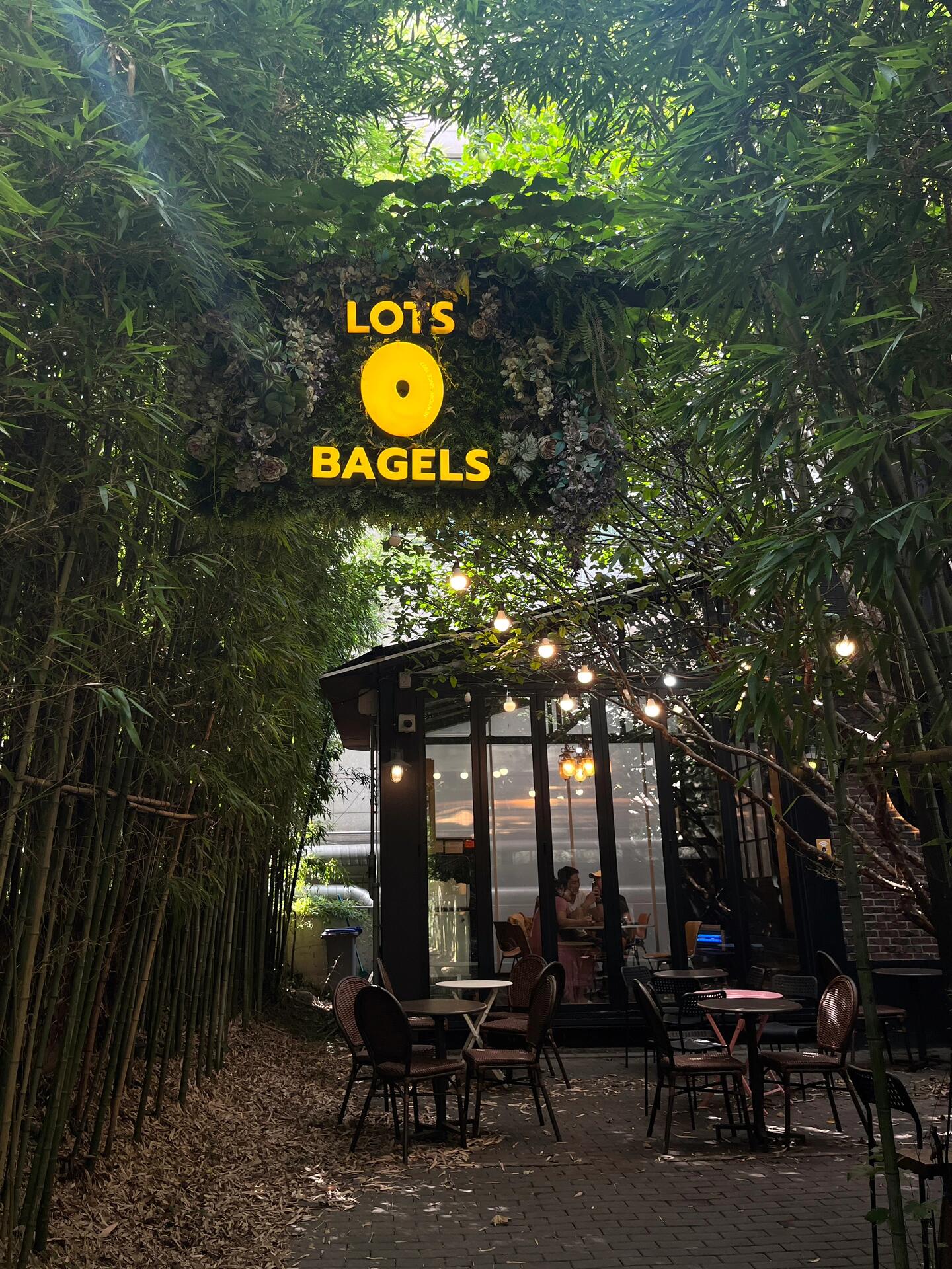 
                        ????狎鷗亭貝果店｜LOTS BAGELS這家被SEVENTEEN的李碩珉親臨過(guò)的貝果店，就坐落在狎鷗亭羅德奧站5號(hào)口的步行距離內(nèi)。你可以按照自己的口味自由選擇貝果和奶酪??，我嘗試了經(jīng)典原味貝果??搭配肉桂風(fēng)味的醬料。店員會(huì)貼心詢問(wèn)是否需要直接涂抹或是分開(kāi)包裝。那肉桂醬的香氣撲鼻而來(lái)，絲毫不覺(jué)得油膩，而且貝果個(gè)頭也相當(dāng)大。店內(nèi)環(huán)境超級(jí)贊，走進(jìn)門(mén)口仿佛置身于一片迷人的小竹林中。雖然想坐在DK曾經(jīng)坐過(guò)的位置，但已有人先到，于是我們選擇了二樓的座位。??：???????????：?? ??? ????48? 28 ??????：周一至周日 08:30-20:00#韓國(guó)探店 #狎鷗亭探店 #首爾咖啡廳 #首爾探店 #首爾旅行 #韓國(guó)貝果 #seventeen李碩珉 #dk李碩珉同款 #狎鷗亭咖啡廳 #狎鷗亭羅德奧 #周末探店 #首爾生活 #韓國(guó)留學(xué)日常 ??????