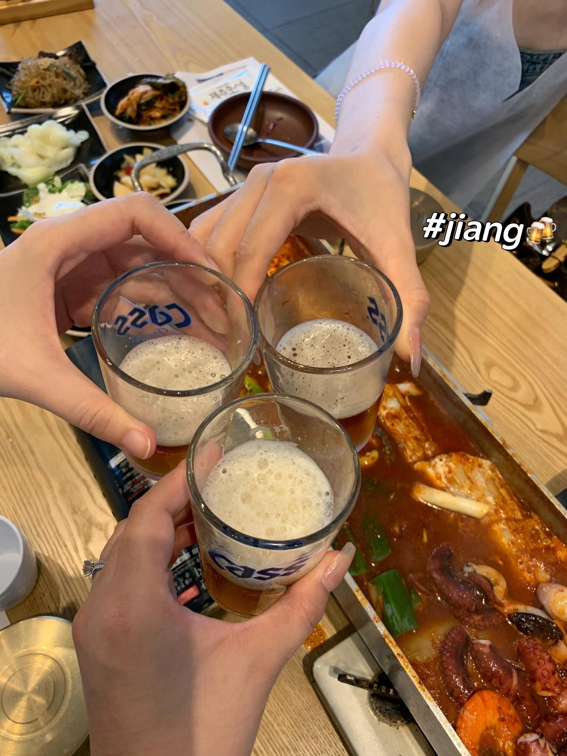 
                        Jeju??｜西歸浦市美食探寶???必嘗韓國(guó)特色??刀魚(yú)料理！??分享美味，避免踩雷攻略???餐廳名：濟(jì)州院子????探索濟(jì)州島美食，怎能錯(cuò)過(guò)當(dāng)?shù)卣淦贰遏~(yú)??！無(wú)論是炭火烤制還是燉煮，每一口都是滿足感爆棚??（個(gè)人偏愛(ài)烤刀魚(yú)，保留了食材最原始的美味，而且店家服務(wù)周到，幫你處理得妥妥當(dāng)當(dāng)??）聽(tīng)說(shuō)這些刀魚(yú)都是漁民新鮮捕撈，肉質(zhì)鮮美到不行！燉鍋里不僅有刀魚(yú)，還有新鮮活躍的鮑魚(yú)??和巨無(wú)霸章魚(yú)??，開(kāi)胃小菜豐富多樣，還能免費(fèi)加餐哦！套餐包括了滋味海帶湯和米飯。點(diǎn)了一杯橘子味啤酒??，超級(jí)解膩，而且那個(gè)貼紙插畫(huà)簡(jiǎn)直萌化心扉??！味道評(píng)分：????????環(huán)境評(píng)分：????????服務(wù)評(píng)分：????????#濟(jì)州島美味 #韓國(guó)美食 #濟(jì)州島美食探店 #刀魚(yú)美味 #西歸浦美食 #海鮮大賞 #章魚(yú)控 #鮑魚(yú)愛(ài)好者 #美食探店大作戰(zhàn)