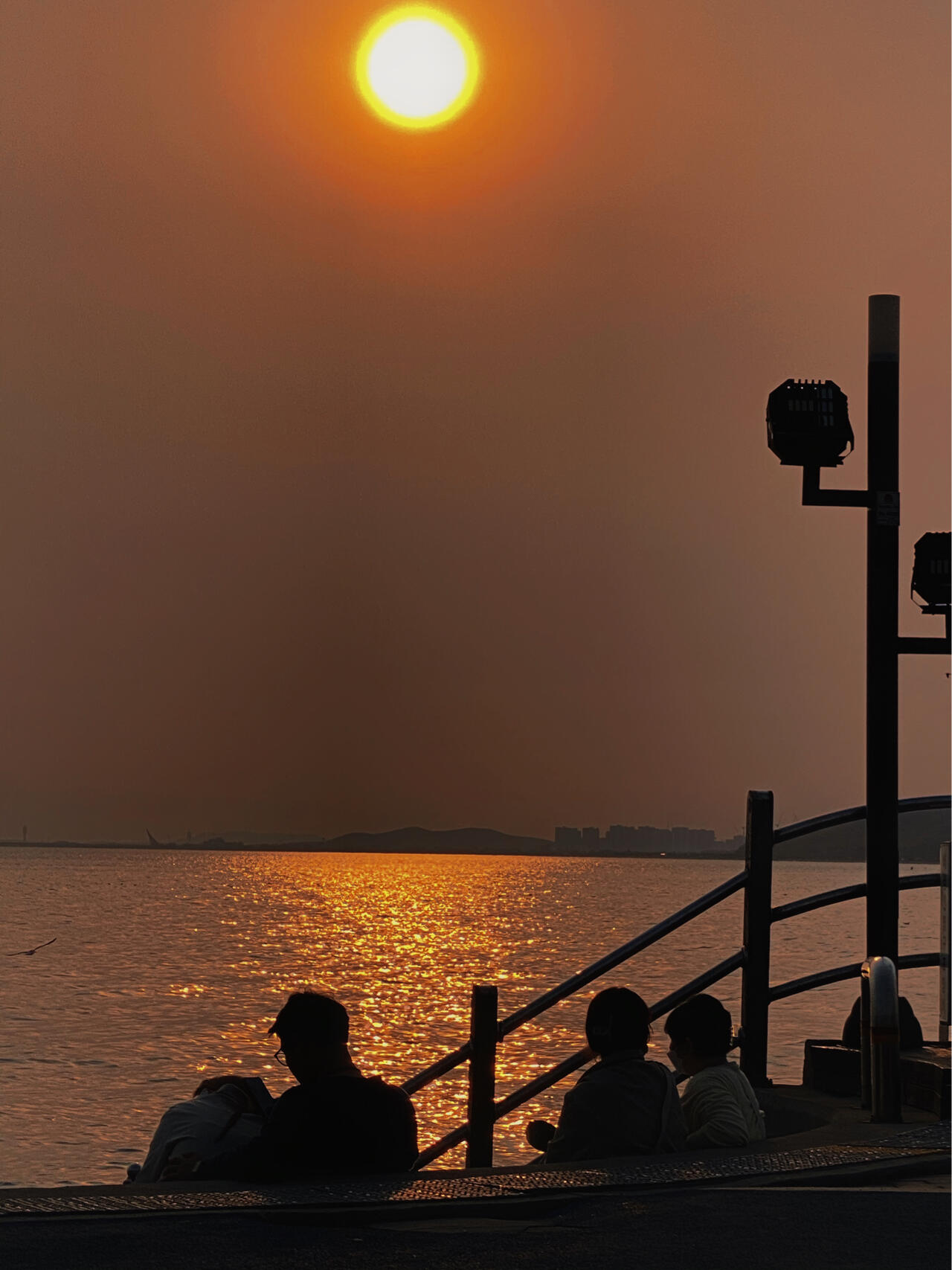 
                        仁川月尾島日落迷人時(shí)刻?在仁川月尾島，迎接那一抹夕陽(yáng)的傾城時(shí)刻??。海面上波光粼粼，仿佛每一道光芒都在訴說(shuō)著浪漫的故事。想要親臨這片美景？??地點(diǎn)就在仁川月尾島（???）。只需乘坐地鐵1號(hào)線到仁川站，從1號(hào)出口出來(lái)，轉(zhuǎn)乘10號(hào)或45號(hào)公交車直達(dá)「???」站下車，那片迷人的日落就在眼前了。不要錯(cuò)過(guò)這個(gè)韓國(guó)美景哦！#韓國(guó)旅行# #仁川月尾島# #日落美景# ??????