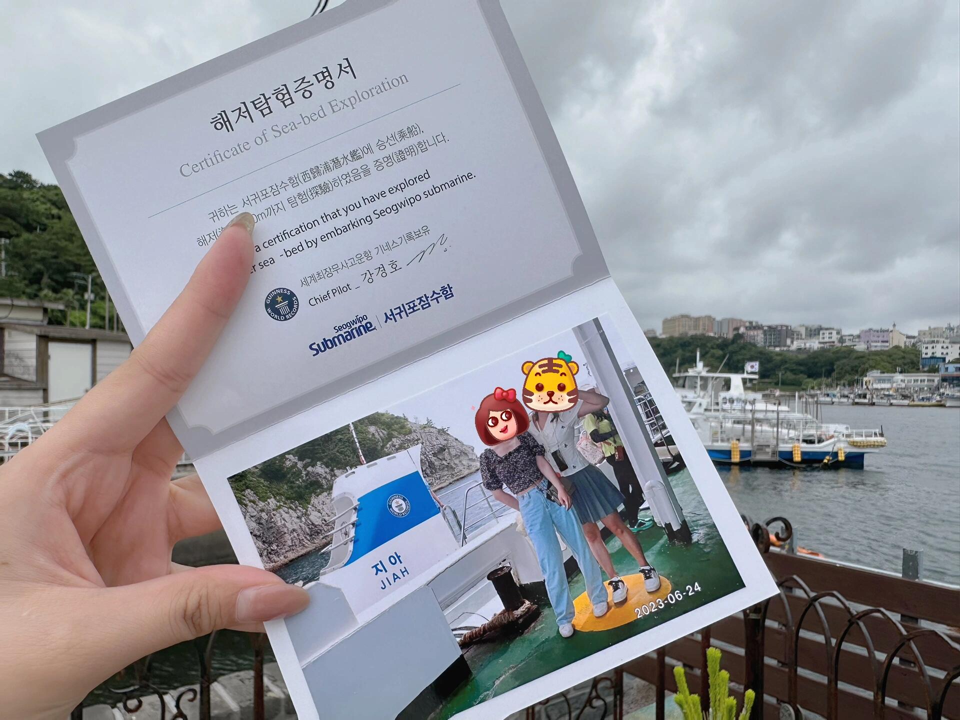 
                        ??濟(jì)州島西歸浦潛水艇探秘之旅??寫(xiě)在前面…提起潛水艇，腦海中總會(huì)浮現(xiàn)泰坦尼克號(hào)的影子，心里難免有些忐忑。但了解到這艘潛水艇安全運(yùn)行了30年，沒(méi)有發(fā)生過(guò)任何事故，這讓我放下了顧慮，決定親身體驗(yàn)一番。????位于西歸浦的濟(jì)州島潛水艇，周邊有著名的橘子咖啡店和瀑布景點(diǎn)，地址是：??????? ???? ??? 707-5。分享一下我的經(jīng)歷，我們大約在下午2點(diǎn)50分到達(dá)，看到大屏幕顯示下一班潛水艇是3:20。工作人員通過(guò)翻譯軟件詢問(wèn)我是否預(yù)約，我搖頭表示沒(méi)有。她隨即讓我填寫(xiě)一個(gè)簡(jiǎn)單的表格，記錄姓名和國(guó)籍等信息，接著付款57000韓元（約合315RMB），還打了折哦！可以使用Visa卡支付，然后就可以在休息區(qū)等待出發(fā)了，無(wú)需其他準(zhǔn)備。??準(zhǔn)時(shí)拿著我們的船票??，我們登上了前往潛水艇的船。記得提前拍照留念，因?yàn)槠备且厥盏摹４恍?分鐘就能抵達(dá)小島的中轉(zhuǎn)站。在那里，我們不用急著下船，而是等待潛水艇浮出水面的那一刻，別忘了拍下這精彩瞬間！??隨后，我們通過(guò)中轉(zhuǎn)站登上潛水艇。在上艇前會(huì)有拍照服務(wù)，第一組照片是免費(fèi)的，每組人免費(fèi)送兩張；第二組照片則需要付費(fèi)，在出口處有售。提醒大家，進(jìn)入潛水艇需要爬梯子，所以不建議穿拖鞋，因?yàn)闈撍Э赡軙?huì)有些濕滑。穿裙子的小姐姐記得打底哦！??在潛水艇艙內(nèi)，我選擇了靠近中轉(zhuǎn)船的一側(cè)，那里可以看到海草覆蓋的水下輪胎；而另一側(cè)則是清澈的海水。兩邊各有千秋，右側(cè)在10米深處有海帶，再往下，潛水員會(huì)下水喂魚(yú)，圍繞潛水艇轉(zhuǎn)動(dòng)，吸引魚(yú)群。不必?fù)?dān)心看不到精彩的海底世界。接下來(lái)是沉船遺址，講解也很吸引人。最后，在40米深的地方，你會(huì)看到珊瑚礁，尤其是坐在左側(cè)的朋友們，當(dāng)燈光一亮，深海的黑暗瞬間變得五彩斑斕，這一幕絕對(duì)令人難忘。??????小tips：潛水艇艙內(nèi)有嘔吐袋，隨手可取，但接駁船上沒(méi)有，暈船的朋友記得自備哦！#濟(jì)州島 #潛水艇 #西歸浦 #海底世界 ????
