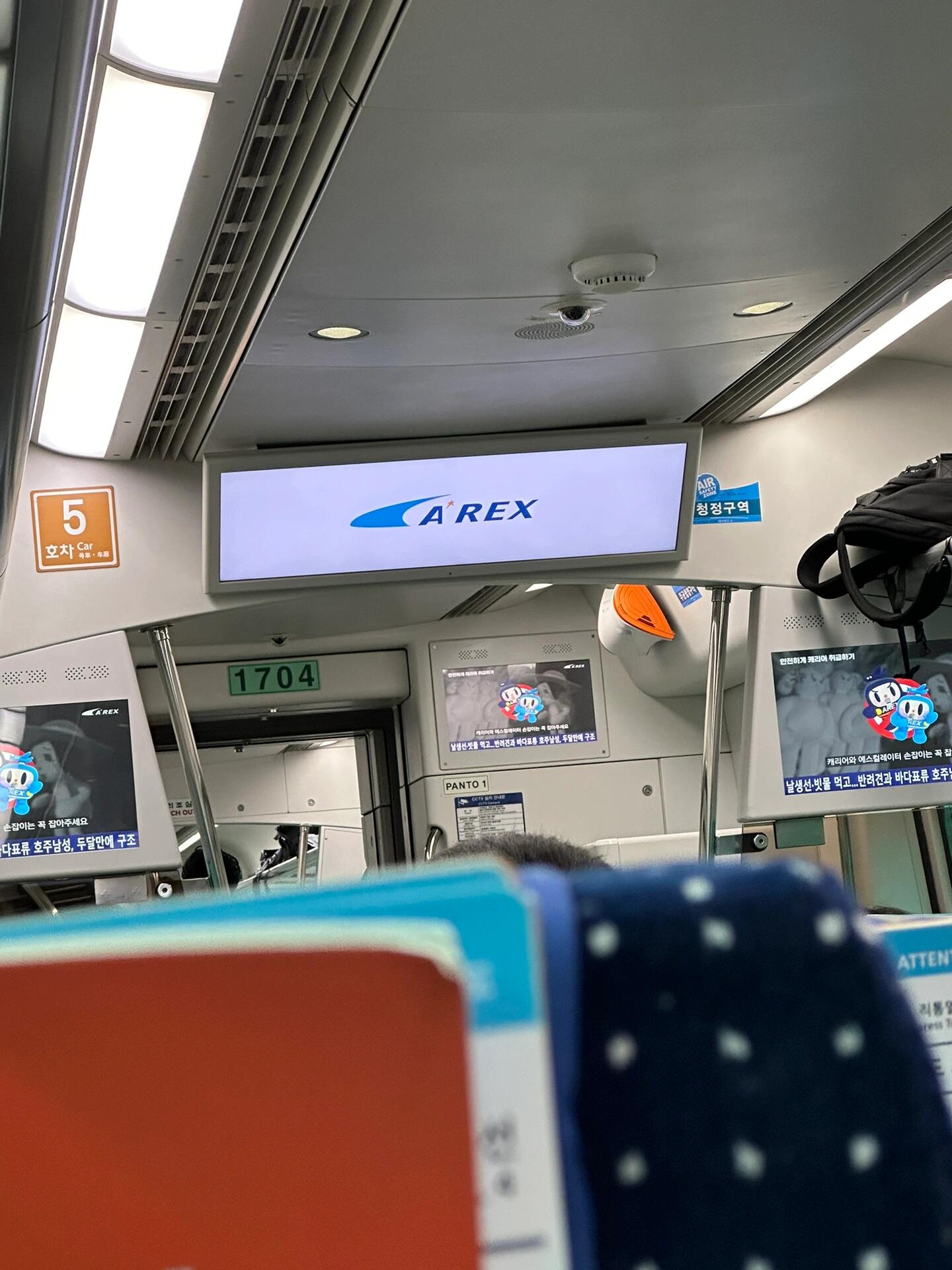 
                        超全????仁川機(jī)場到市區(qū)攻略！??????抵達(dá)韓國后，從仁川機(jī)場到市區(qū)的酒店，你可以選擇的交通方式有：的士??、酒店接送??，或者搭乘機(jī)場鐵路AREX??。1??一踏出行李領(lǐng)取區(qū)，就能看到幾個(gè)售賣T-money交通卡和電話流量卡的服務(wù)臺(tái)。從這些服務(wù)臺(tái)斜對(duì)面，你會(huì)發(fā)現(xiàn)一個(gè)提供中、日、英語服務(wù)的咨詢臺(tái)。咨詢臺(tái)對(duì)面就是直達(dá)電梯，乘電梯下到B1層。2??到了B1層，跟隨清晰的中文路標(biāo)指示，一路走去就能看到左右兩側(cè)分別擺放著橙色和藍(lán)色的售票機(jī)。??橙色售票機(jī)專賣直達(dá)列車??票，直達(dá)仁川機(jī)場和首爾站。??藍(lán)色售票機(jī)則是普通列車，會(huì)在幾個(gè)主要站點(diǎn)?？?。推薦直達(dá)列車，大約45分鐘就能抵達(dá)，而且每位乘客都有座位哦。3??售票機(jī)都提供中文界面，非常便利，支持刷卡或現(xiàn)金購票。4??在藍(lán)色售票機(jī)旁邊，有自動(dòng)T-money卡售賣機(jī)，也可以在這里給T-money卡充值。??注意：T-money卡只接受現(xiàn)金充值，不能刷卡哦！5??列車通常會(huì)在發(fā)車前半小時(shí)開放進(jìn)站，列車發(fā)車時(shí)間非常準(zhǔn)時(shí)，請(qǐng)大家不要錯(cuò)過出發(fā)時(shí)間呀！??快收好這份攻略，讓你的韓國之旅輕松又愉快！??#韓國旅游 #韓國仁川機(jī)場 #旅游攻略 #韓國市區(qū) #首爾站 #AREX #韓國AREX指南 #韓國機(jī)場去市區(qū) #機(jī)場鐵路
