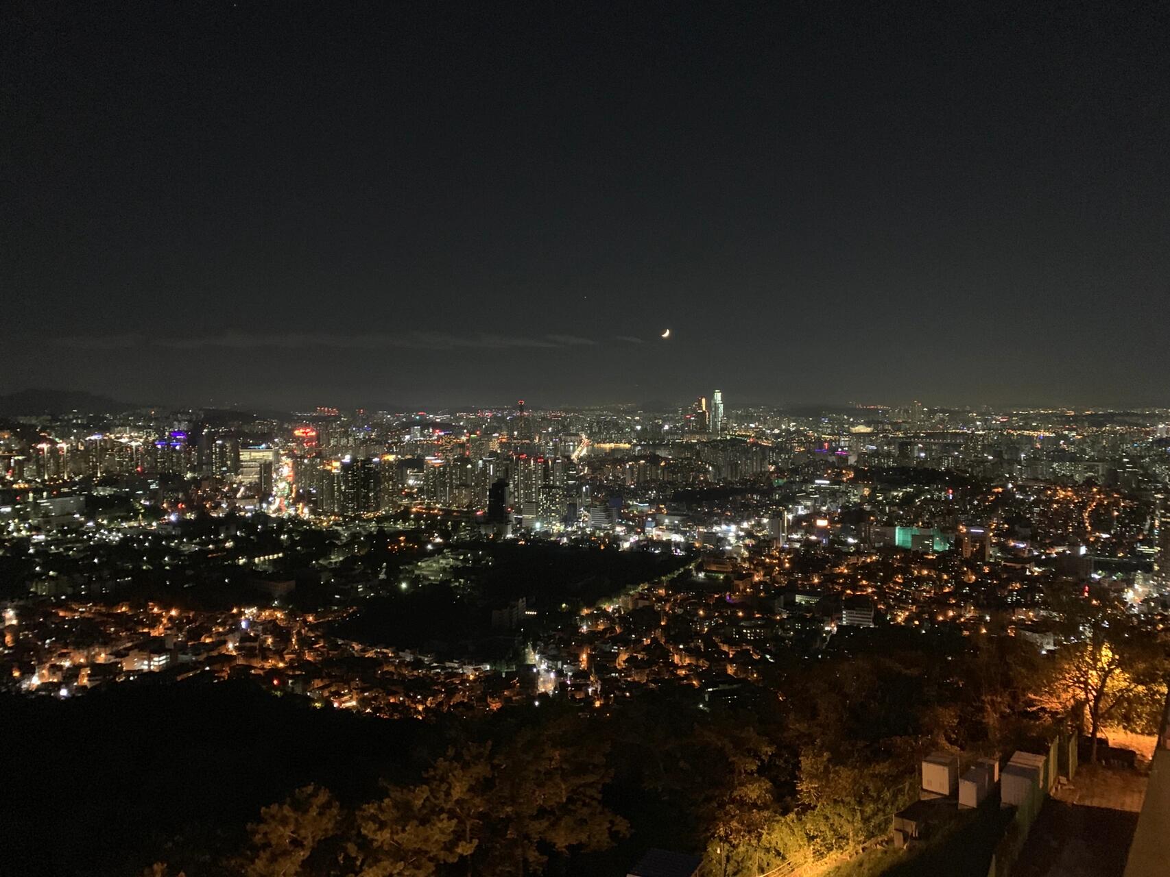 
                        非常隨意的韓國行????????2019年國慶，我和朋友們的韓國????之旅充滿了驚喜和隨性的時(shí)刻。??從繁忙的香港出發(fā)，我們帶著滿滿的期待飛往了首爾。?? 到達(dá)后的第一站，我們選擇了南山塔，那里的夜景簡直美得讓人心醉，而且我們還嘗到了當(dāng)?shù)爻?jí)美味的意面。??夜晚的漢江公園，我們找了個(gè)舒適的地方，邊聊天邊小酌，還有泡面作為夜宵，簡直是完美的夜生活體驗(yàn)。????在弘大的街道上，我們偶然發(fā)現(xiàn)了一個(gè)角落里的咖啡廳，溫馨又有格調(diào)。我們?cè)谀抢锎糇苏麄€(gè)上午，享受著悠閑的時(shí)光。????這次韓國之旅，雖然隨意，卻留下了難忘的回憶。?????#韓國 #弘大 #首爾南山塔 #咖啡時(shí)光 #旅行心情 #國慶出游記 ????