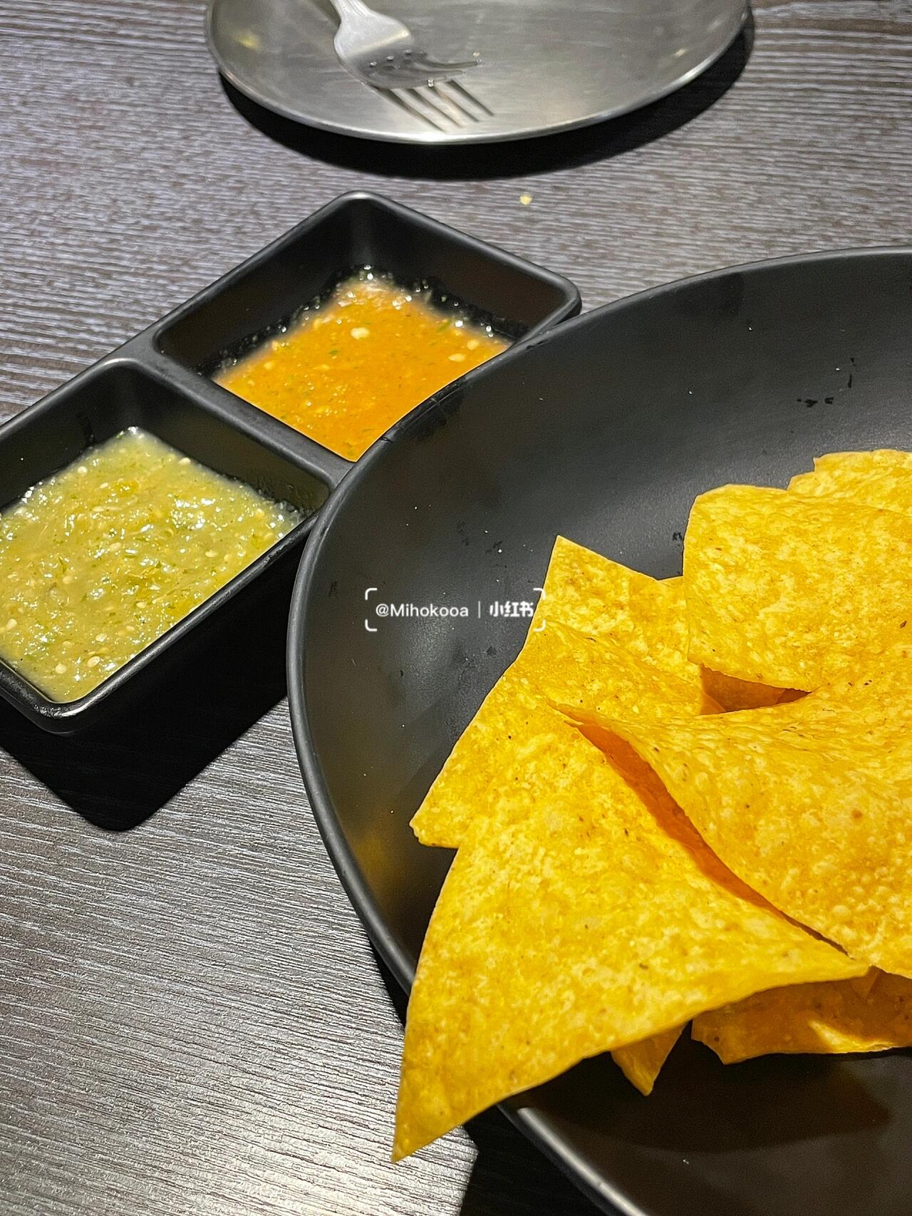 
                        【首爾美食探店-樸宰范推薦的masa taco體驗(yàn)??】?????? MASA TACOS?? ??? ????10? 30-8在首爾尋找美味的taco，終于來到了朋友力薦的這家店，一踏進(jìn)門口就驚喜地發(fā)現(xiàn)，這竟然是樸宰范在綜藝節(jié)目中光顧的那一家！??這里的菜單選擇很簡潔，主打soft taco和hard taco兩種風(fēng)格，還有那令人垂涎的burrito和quesadilla。尤其是quesadilla，簡直美味到讓人停不下來！??作為開胃菜，店家會(huì)提供nacho，搭配的醬料絕對(duì)是店里獨(dú)家調(diào)制的，一嘗就能分辨出來的那種美味，和那些用成品醬料的專賣店完全不在一個(gè)水平線上。而且這里的擺盤沒有過多修飾，簡單樸實(shí)，透露出一家專注于食物質(zhì)量的美食店的本色。??不得不說，這家店的人氣確實(shí)旺盛，盡管店面不小，但想要找到座位還是頗有難度，建議避開高峰期，早些時(shí)候前往會(huì)更好哦。#首爾生活 #Taco時(shí)間 #首爾探店 #首爾美食日記 #吃貨在首爾 #新沙洞林蔭路 #樸宰范同款