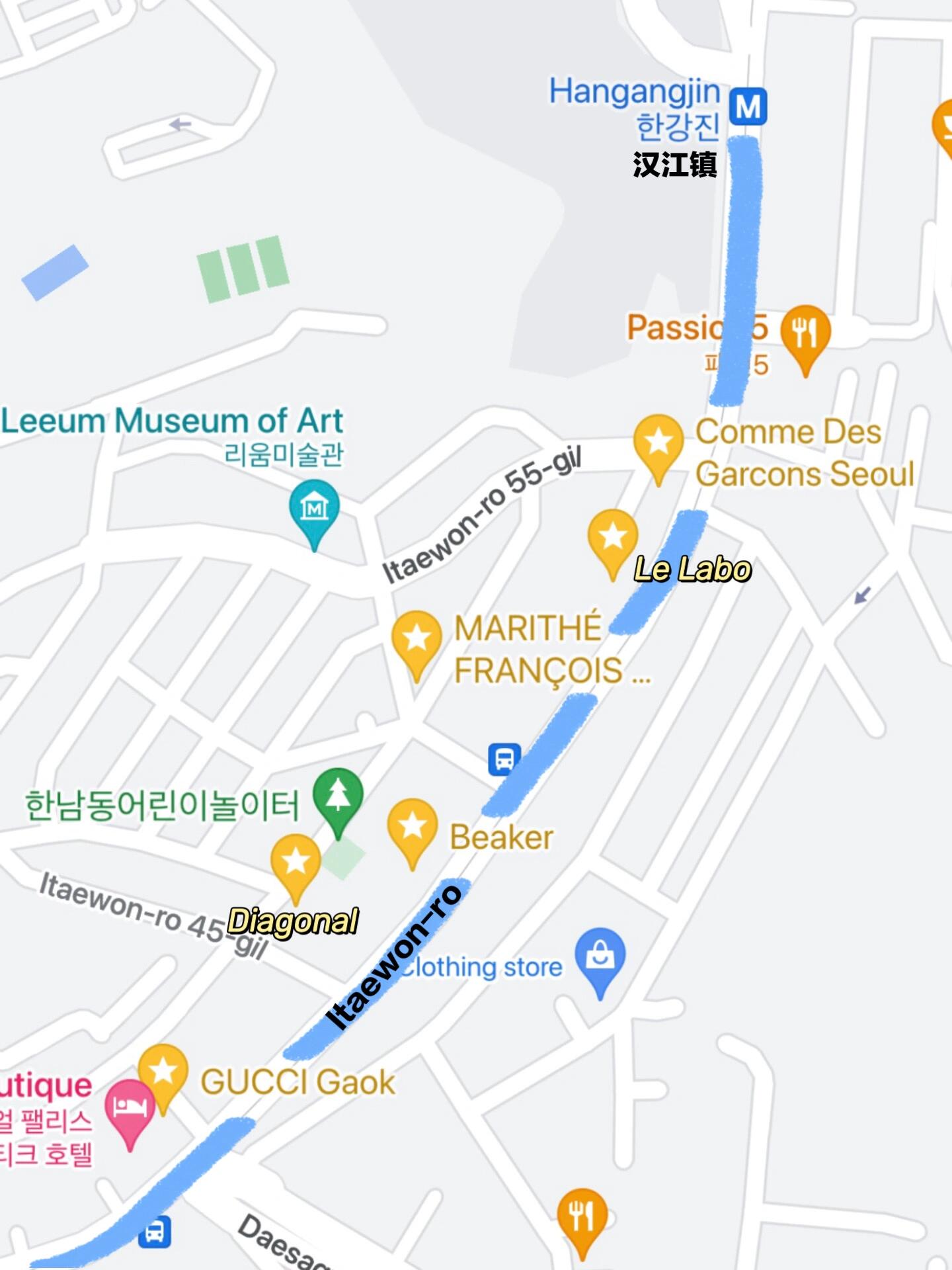 
                        首爾|漢南洞逛街買什么？（下）上篇帶大家探索了漢南洞東面街區(qū)的小店，這次我們來到梨泰院路（Itaewon-ro）西面，繼續(xù)我們的購物之旅吧！?????1??Gucci Gaok這家Gucci旗艦店簡直太酷了！外觀是由韓國藝術(shù)家設(shè)計(jì)的黑色“鋼絲森林”，走進(jìn)店里，藝術(shù)感滿滿，讓人流連忘返。????2??Diagonal在首爾的買手店里，Diagonal是我特別喜歡的一個(gè)品牌。他們的店鋪陳列美極了，衣服風(fēng)格是韓式極簡中帶點(diǎn)性感。我買了一個(gè)包包，超輕便又能裝，而且獨(dú)一無二！???3??BEAKER這家買手店是我的大愛！漢南的BEAKER店鋪很大，商品種類豐富。我就是在這里買到了我的Diagonal包包。每次逛這里，總是忍不住又買了些什么。如果你來首爾，不妨先逛逛大買手店，了解更多韓國品牌，找到心儀的，再去品牌專店，選擇會(huì)更多哦！?????4??Marithe這家店雖小，但人氣超旺，多虧了Jennie的推薦！風(fēng)格和Mardi有點(diǎn)像，買些T恤、衛(wèi)衣之類的很合適，都是那種休閑又青春的韓系少女風(fēng)。????5??Le Labo我的最愛！每次去一個(gè)新城市，只要有Le Labo，我一定會(huì)買一個(gè)可以印標(biāo)簽的產(chǎn)品。而且，韓國人好像也超愛Le Labo，首爾有好多家店呢！?????6??Comme Des Garcons川久保玲這家CDG店鋪真的好大，有6層或7層的樣子，雖然沒有電梯有點(diǎn)累人，但是商品超多，還有很多合作款，價(jià)格也還不錯(cuò)。朋友買的帽子和包包，單價(jià)都是幾百人民幣左右。???????tips??按順序1-6逛，走不回頭路線。??結(jié)合使用????地圖和naver map導(dǎo)航。??購物記得帶護(hù)照，退稅很重要哦！??穿上舒適的平底鞋，為你的購物之旅做好準(zhǔn)備！#首爾旅行 #首爾購物 #韓國旅行 #漢南 #小紅書旅行月歷 ?????