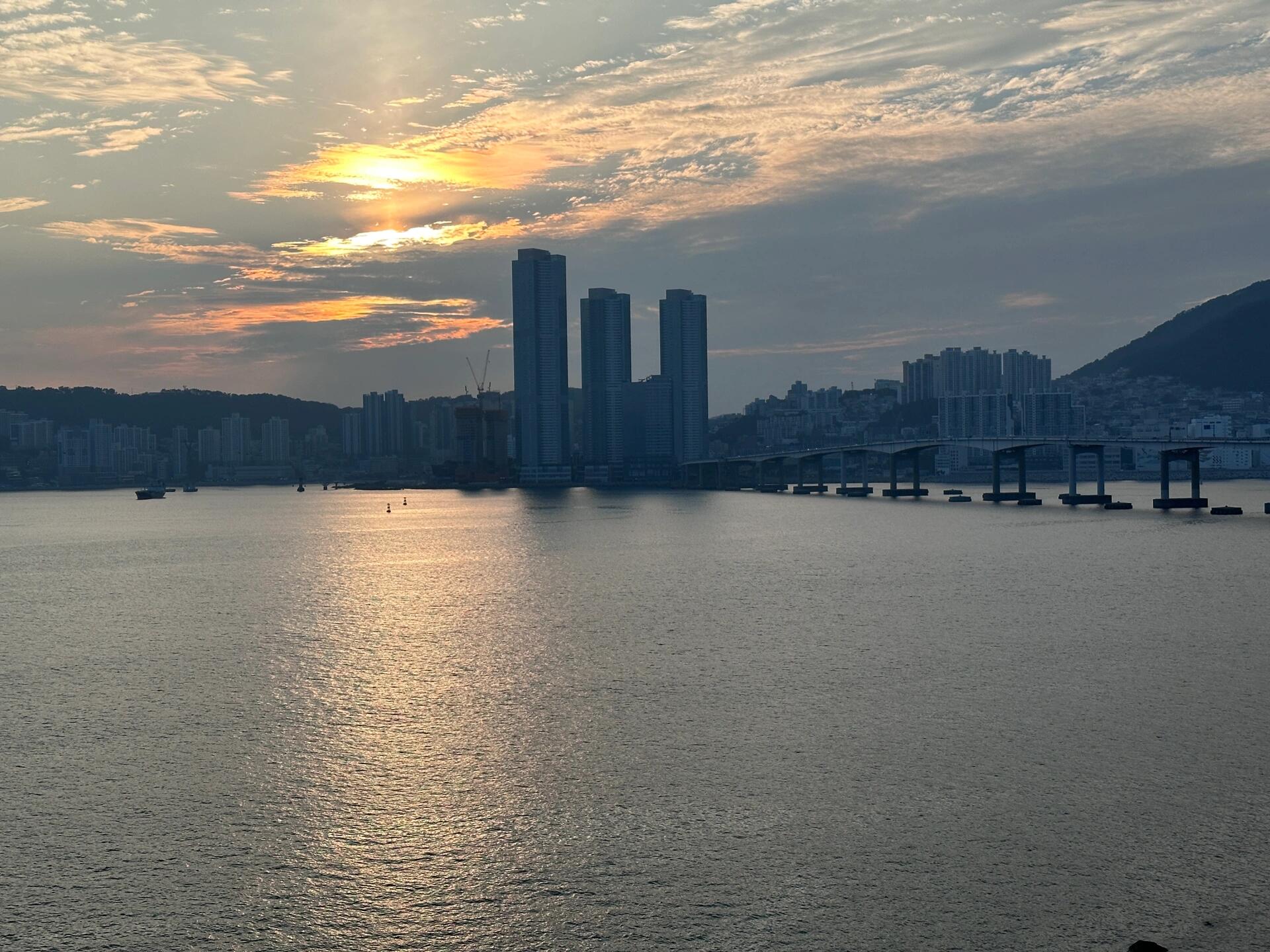 
                        探索韓國釜山的寶藏地點(diǎn)：白淺灘文化村?沉醉于釜山白淺灘文化村的海邊風(fēng)光，海浪輕拂，美不勝收??。這里雖然缺少刺激的娛樂設(shè)施，但散步和賞海的體驗(yàn)絕對(duì)一流??♀???。周邊美食選擇可能不多，但小店鋪里的紀(jì)念品雖小貴，卻別有一番風(fēng)味??。不妨來到having moment咖啡店，品嘗中上等的咖啡，享受悠閑時(shí)光??。在二樓或三樓找個(gè)好角度，拍照打卡，絕對(duì)能收獲滿滿的贊美和回憶??。別錯(cuò)過旁邊的望遠(yuǎn)鏡，它能帶你更近距離地觀賞到波光粼粼的海面，盡管手機(jī)難以捕捉那份美麗，但眼睛所見，心會(huì)永遠(yuǎn)記得??。釜山的藍(lán)，是那種深入骨髓的藍(lán)，讓人不禁感嘆，這座城市，就像是被藍(lán)色覆蓋的寶石??。#韓國釜山 #白淺灘文化村