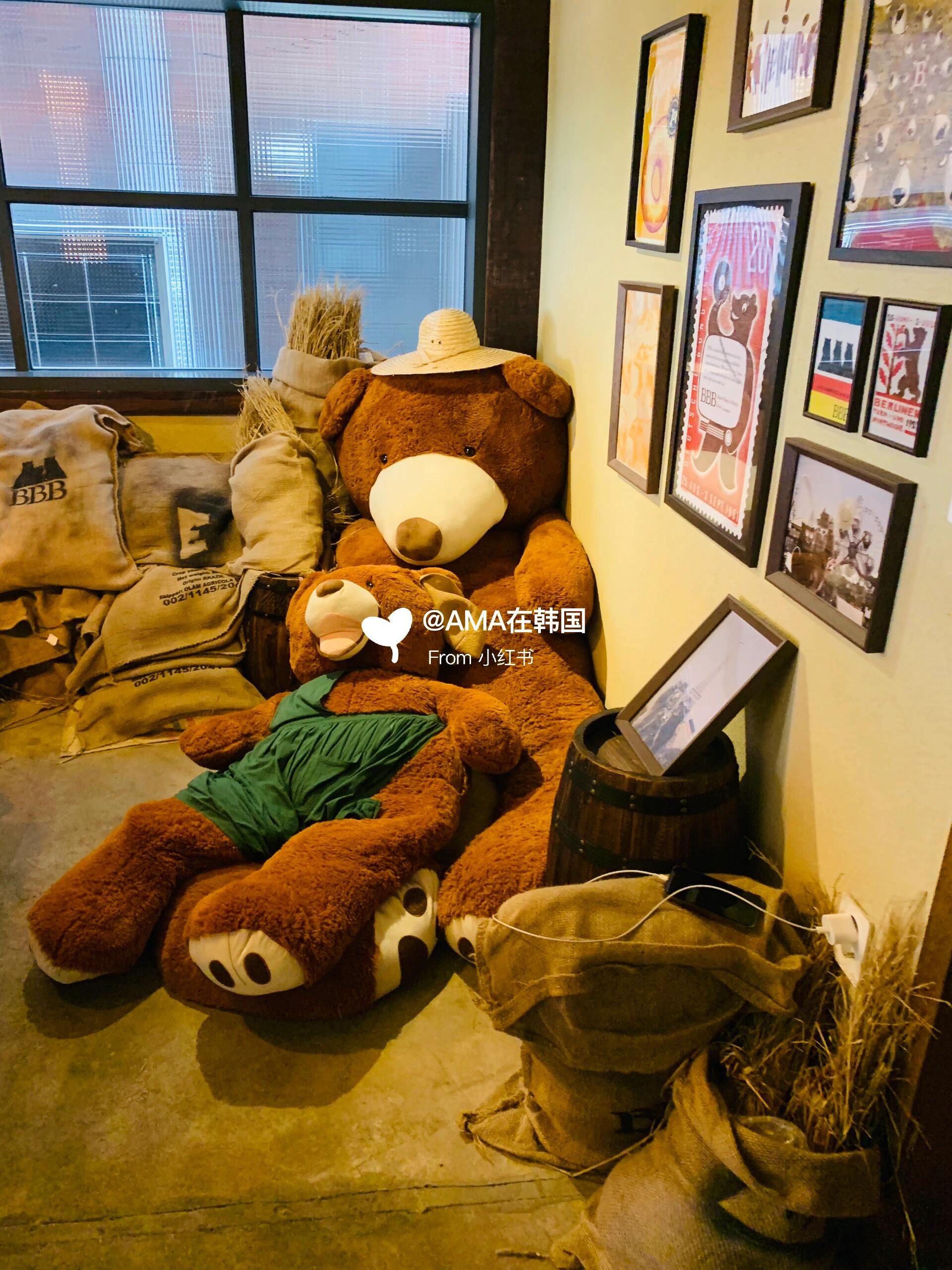 
                        ????探索漢南洞BBB貝果咖啡館?大家好！今天來到了超火的BBB貝果咖啡館??！聽說這里總是大排長龍，座位難求，親身體驗(yàn)后，果然名不虛傳！特別是周末，人潮滿滿～我的小建議：先占座為妙！這里有地下一層、一樓、二樓、還有三樓?超棒的天臺(tái)哦！雖然空間挺大，但座位數(shù)量有限，大家看圖六圖七就知道了，一個(gè)房間就一張床?兩個(gè)座位，圖七的房間里只有一個(gè)大??，連椅子都沒有，設(shè)計(jì)真的很獨(dú)特！拍照的話，這里的氛圍感十足，我個(gè)人是非常推薦來打個(gè)卡的！吃完貝果后，周圍還有很多好逛的地方呢！地址：?? ??? ????42?46-12#韓國生活 ???? #周末探店 ??? #漢南洞 ??? #咖啡廳 ? #貝果 ?? #cafehopping ??