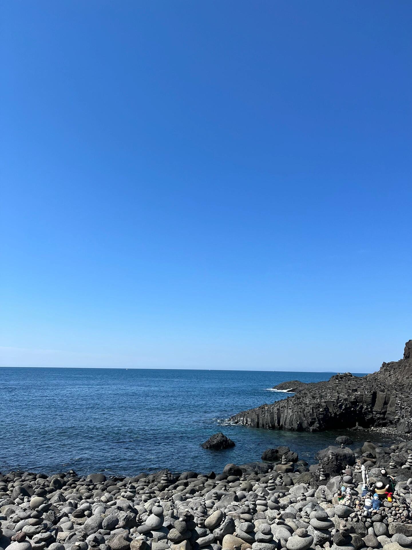 
                        西歸浦超級(jí)值得????今天的濟(jì)州島天氣簡直太棒了～?? 早上起來，心血來潮，就從西歸浦市區(qū)出發(fā)，一路走到了柱狀節(jié)理帶，再到中文海水浴場，沿途的大海都是那種讓人心醉的蔚藍(lán)色，就像透明的玻璃一樣清澈。??在山頂找到了一家超級(jí)有feel的咖啡廳（????），坐在那里喝著咖啡，眺望著海，簡直是人生一大享受！???? 還發(fā)現(xiàn)了一個(gè)超級(jí)舒服的海水浴場，沙子軟綿綿的，光腳踩上去也是超級(jí)OK的，而且人不多，可以盡情享受海浪拍打的感覺。???#柱狀節(jié)理帶 #西歸浦 #中文海水浴場