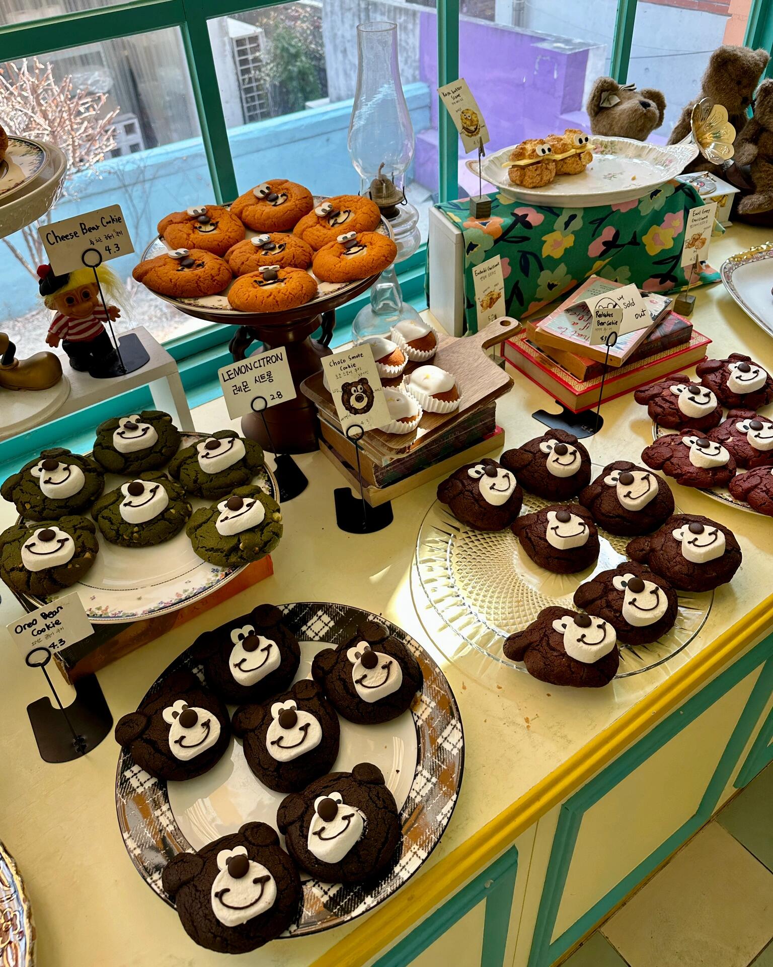 
                        ??????弘大小熊咖啡廳 HAPPY BEAR DAY???? ??? ???12? 16-6 1???am10-pm10 (pm9:45 last order)??地鐵 合井站??? 3號(hào)出口 270m??oreo bear cookie ?4,300?????? latte ?6,000來這裡之前超級(jí)超級(jí)想吃的一家咖啡廳 就在弘大那區(qū)～！ 但離合井站比較近 衝著小熊餅乾來的 甜點(diǎn)種類非常多 也都超可愛巴斯克太漂亮害我猶豫了一下 最後還是選了Oreo口味的小熊餅乾 我覺得這個(gè)小熊餅乾沒什麼記憶點(diǎn) 下次想去上水分店吃別的 餅乾旁邊還有一大櫃的蛋糕忘記拍了 蛋糕可以提前先在Naver 預(yù)訂整棟位置非常非常多 還有免費(fèi)的黑白拍貼機(jī)可以拍照！ 很值得紀(jì)念?????) 除了這間他還有其他分店 尤其在百貨公司開滿多的 大家可以找離自己近的去吃～---#韓國探店 #韓國首爾探店 #韓國咖啡店 #韓國咖啡廳 #韓國探店咖啡廳 #韓國咖啡廳#韓國美食 #韓國美食 #首爾咖啡廳 #首爾咖啡店 #弘大#弘大咖啡店 #弘大咖啡廳#合井咖啡 #??#合井站 #首爾合井站 #吃了甜食會(huì)開心 #高顏值甜品店